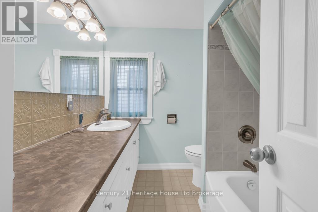 43 Concession Street E, Tillsonburg, Ontario N4G 1P2 - Photo 18 - X12541434