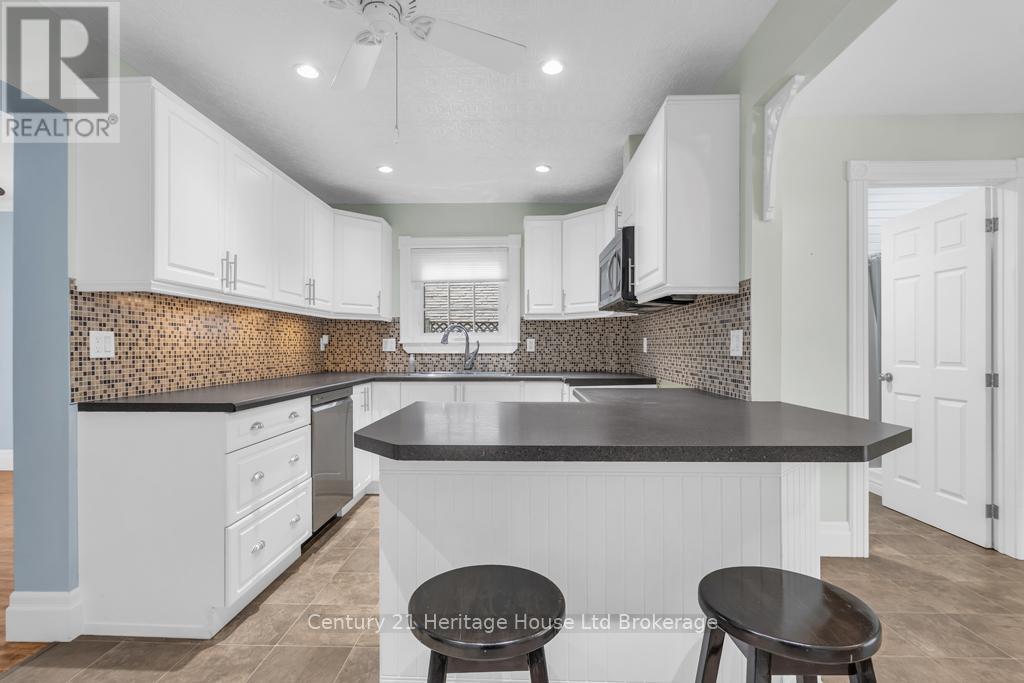 43 Concession Street E, Tillsonburg, Ontario N4G 1P2 - Photo 9 - X12541434