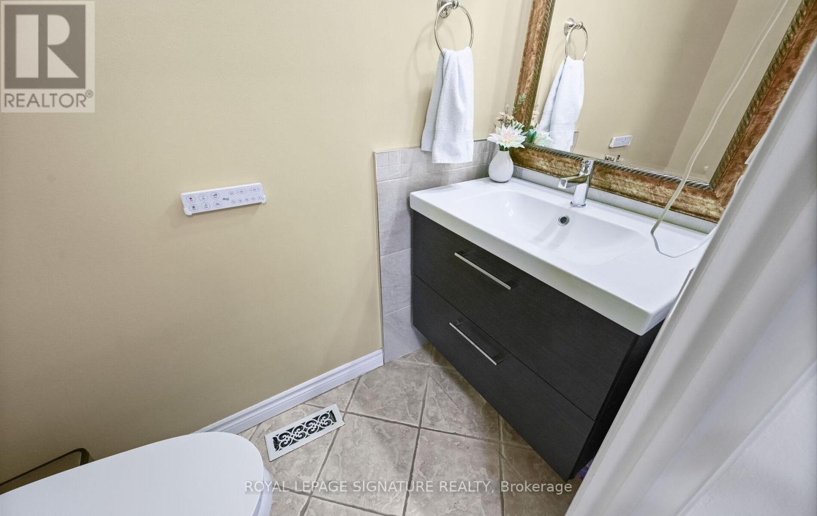 1033 Raintree Lane, Mississauga, Ontario  L5H 4A1 - Photo 17 - W12540716