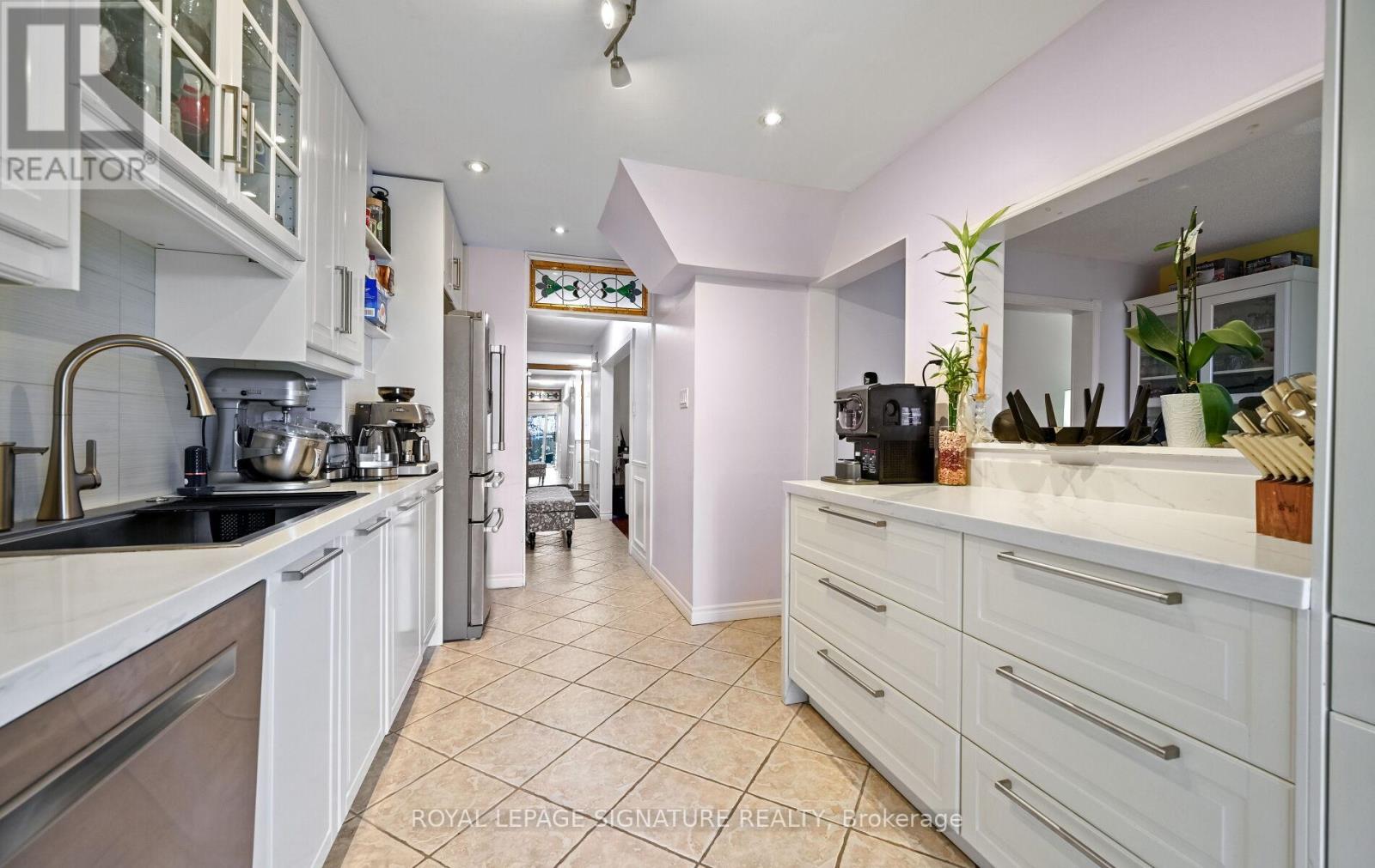 1033 Raintree Lane, Mississauga, Ontario  L5H 4A1 - Photo 15 - W12540716