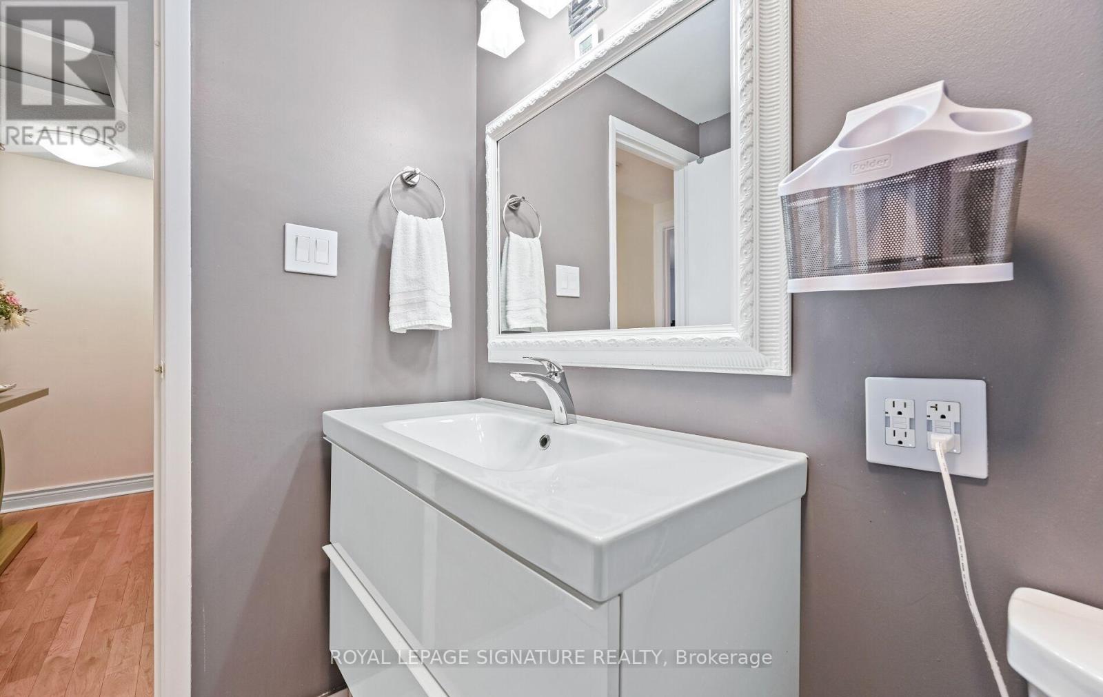 1033 Raintree Lane, Mississauga, Ontario  L5H 4A1 - Photo 32 - W12540716