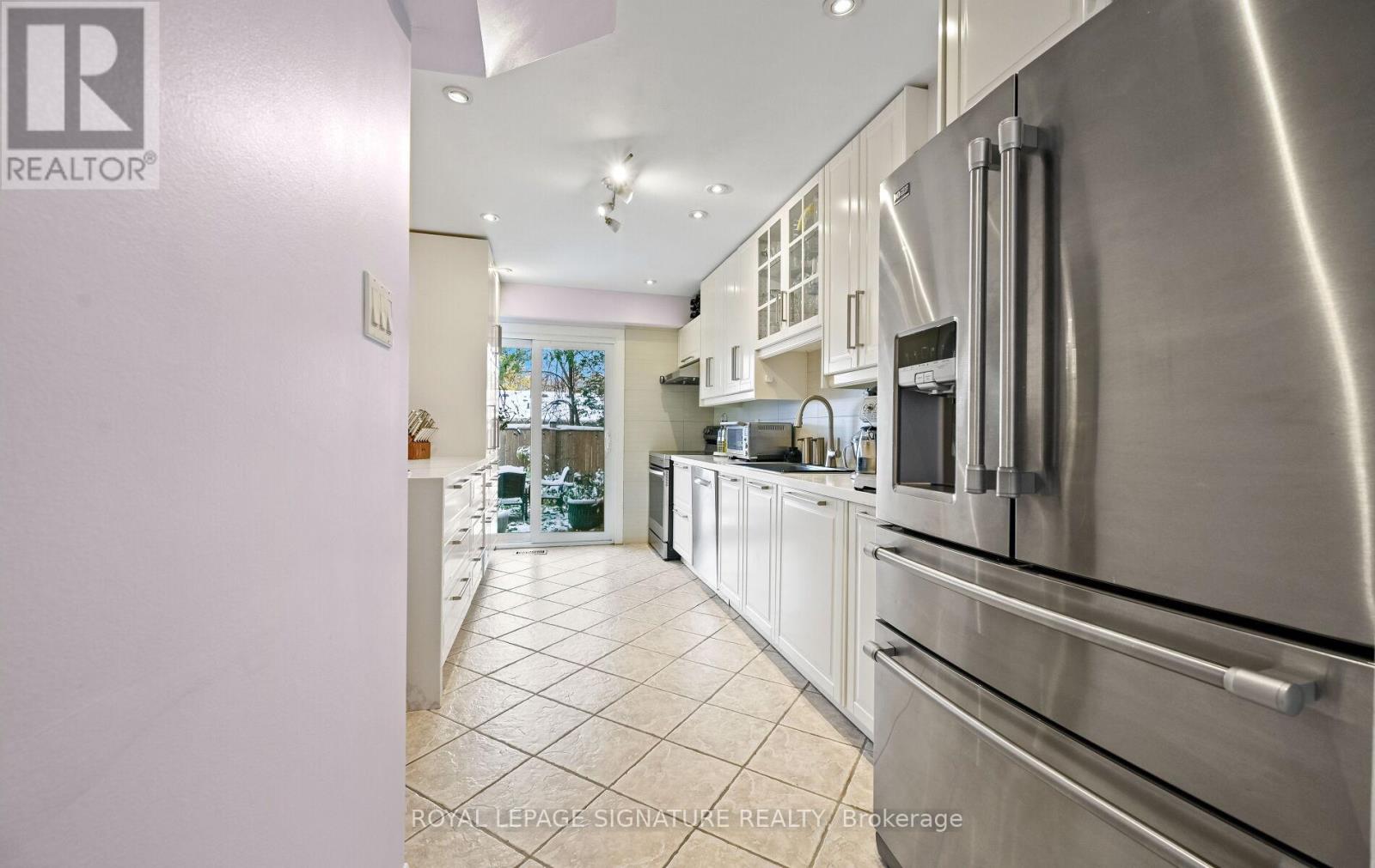 1033 Raintree Lane, Mississauga, Ontario  L5H 4A1 - Photo 16 - W12540716