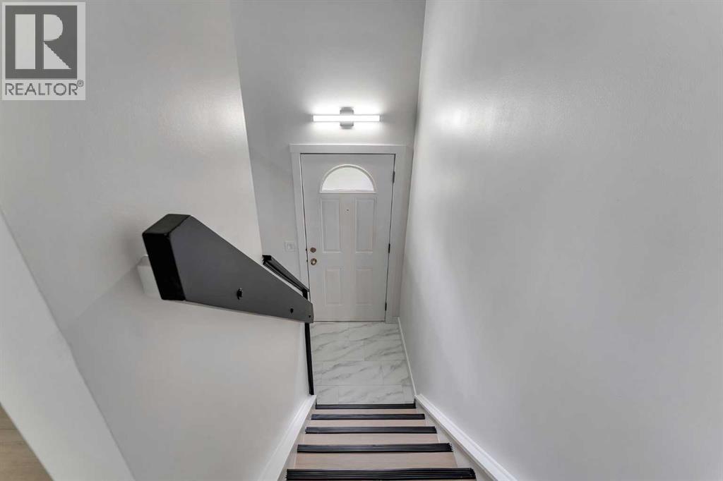 Property at 105 Pinemont Bay NE image 5