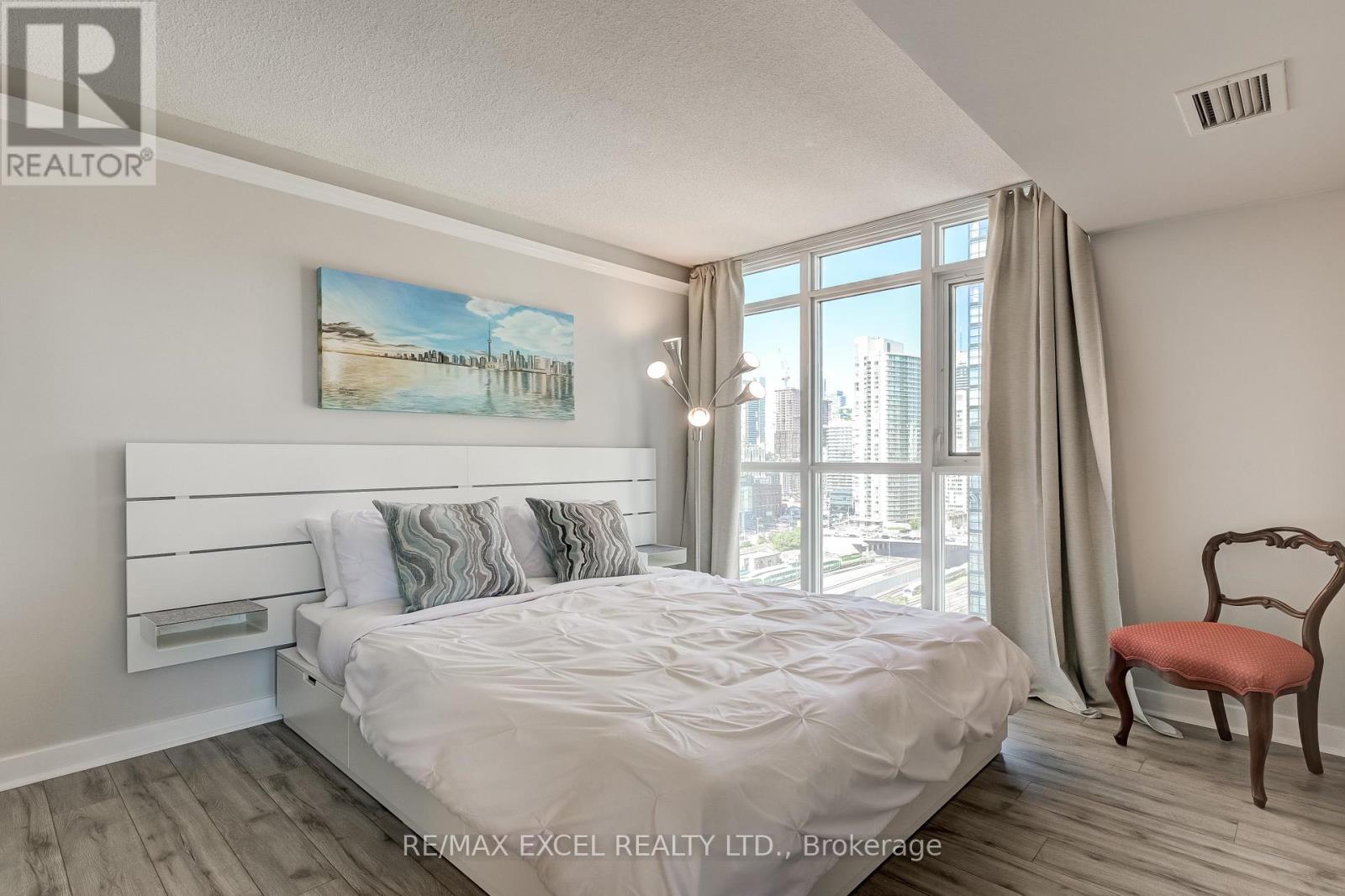 1706 - 15 Iceboat Terrace, Toronto, Ontario  M5V 4A5 - Photo 8 - C12541462