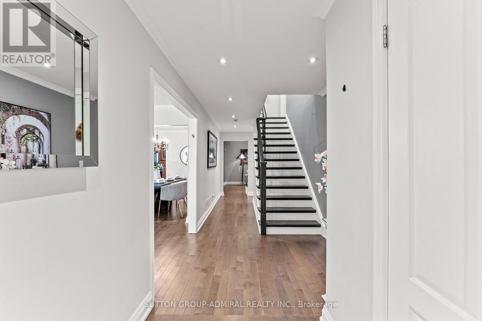 32 Mayvern Crescent, Richmond Hill, Ontario L4C 5J6 - Photo 4 - N12407200