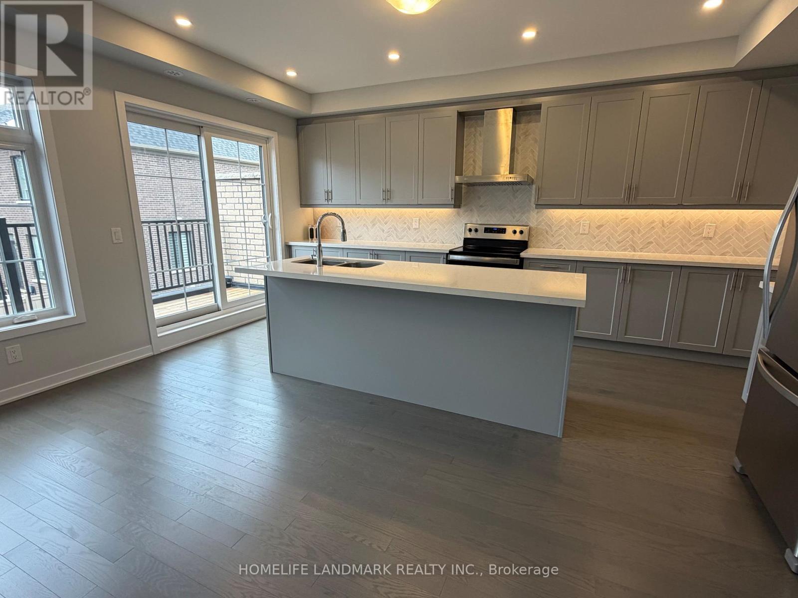 48 York Downs Boulevard, Markham, Ontario  L6C 3M6 - Photo 2 - N12539634