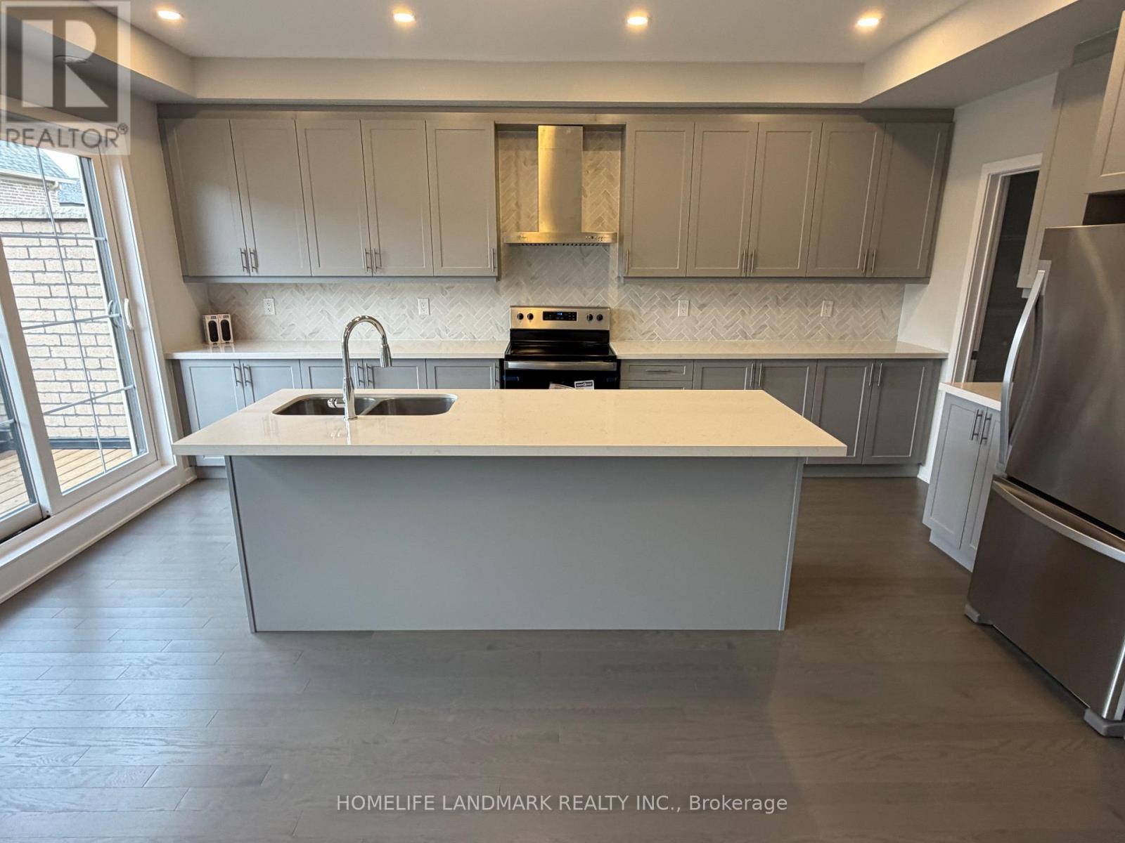 48 York Downs Boulevard, Markham, Ontario  L6C 3M6 - Photo 3 - N12539634