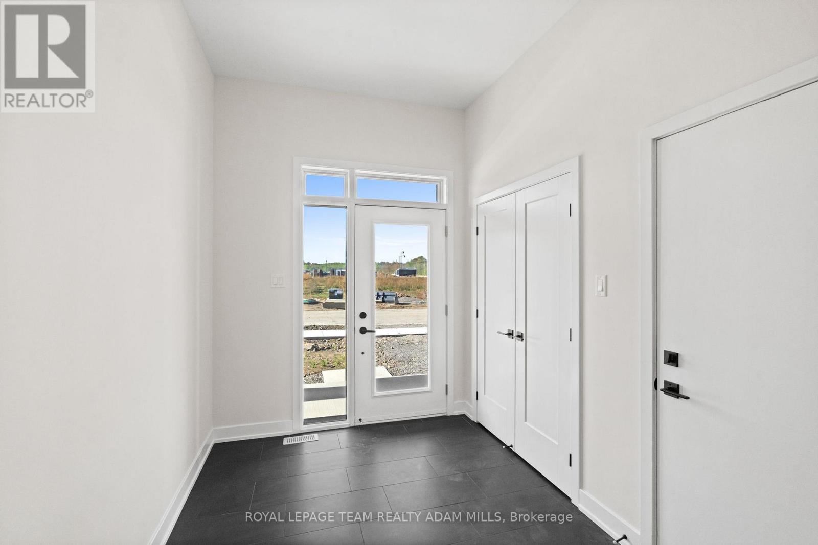 1047 Moore Street, Brockville, Ontario K6V 7N1 - Photo 2 - X12541600