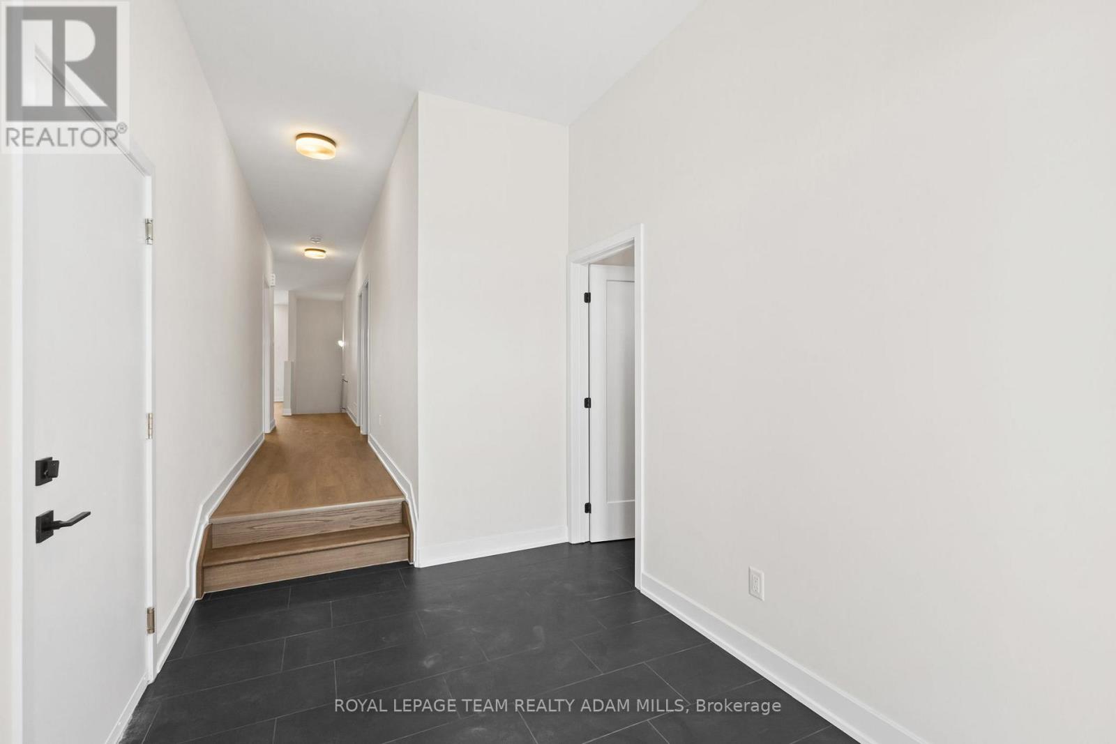 1047 Moore Street, Brockville, Ontario K6V 7N1 - Photo 3 - X12541600