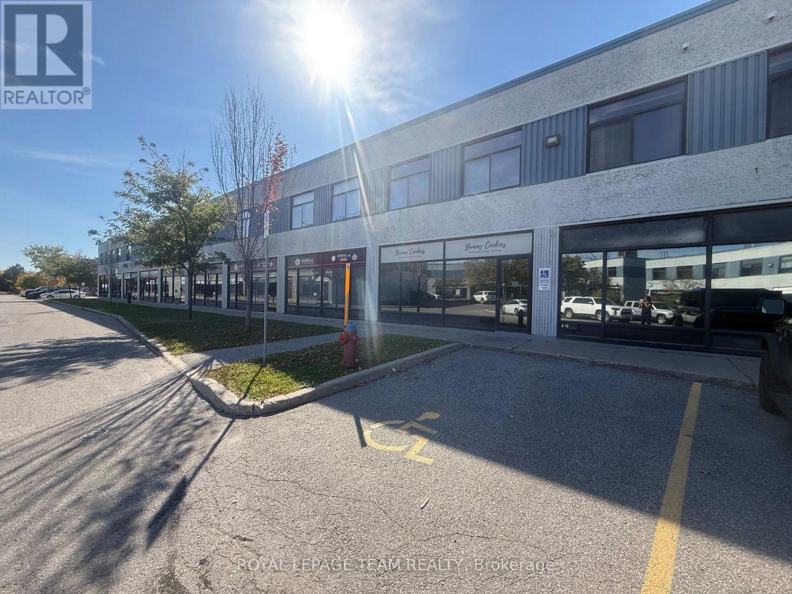 2212 Gladwin Crescent, Ottawa, Ontario K1B 5N1 - Photo 2 - X12541620