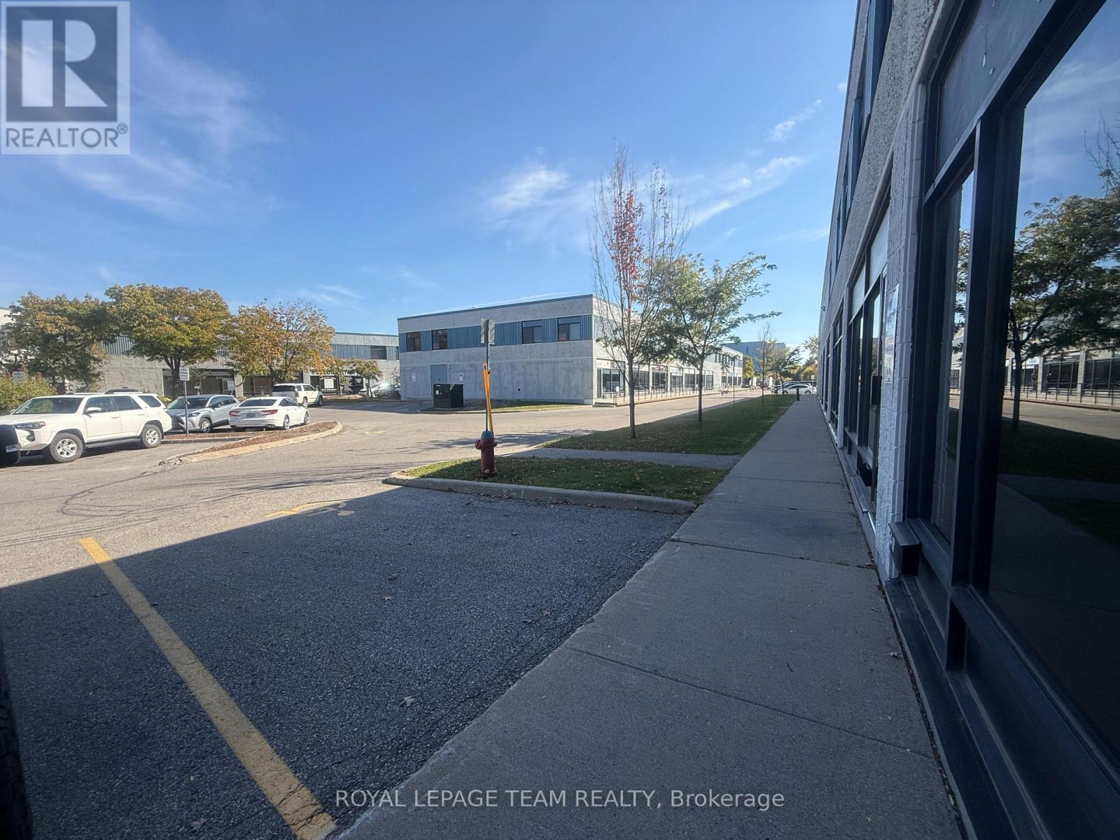 2212 Gladwin Crescent, Ottawa, Ontario K1B 5N1 - Photo 3 - X12541620