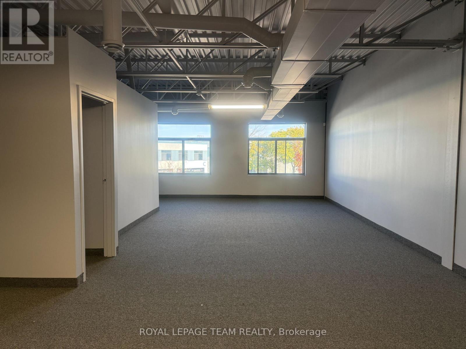 2212 Gladwin Crescent, Ottawa, Ontario K1B 5N1 - Photo 4 - X12541620