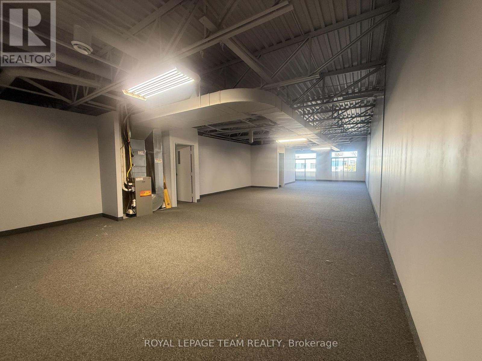 2212 Gladwin Crescent, Ottawa, Ontario K1B 5N1 - Photo 5 - X12541620