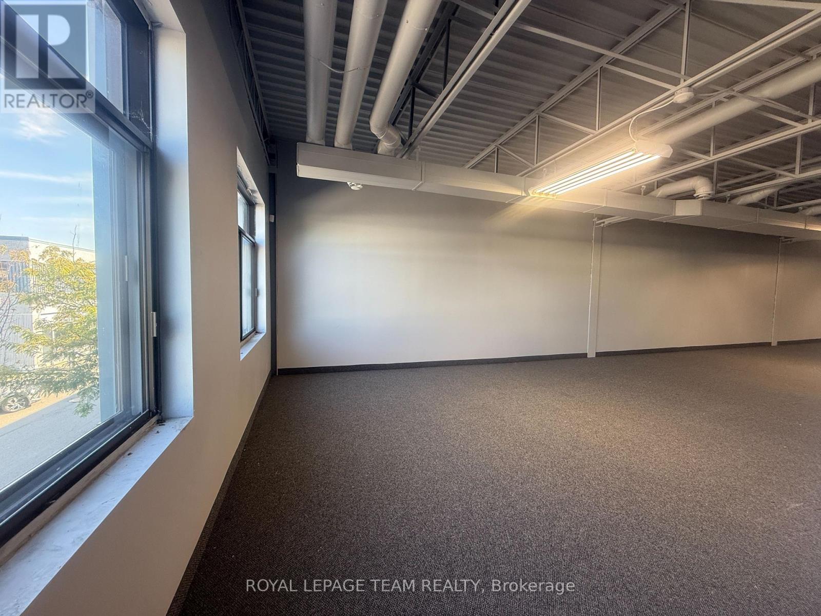 2212 Gladwin Crescent, Ottawa, Ontario K1B 5N1 - Photo 6 - X12541620