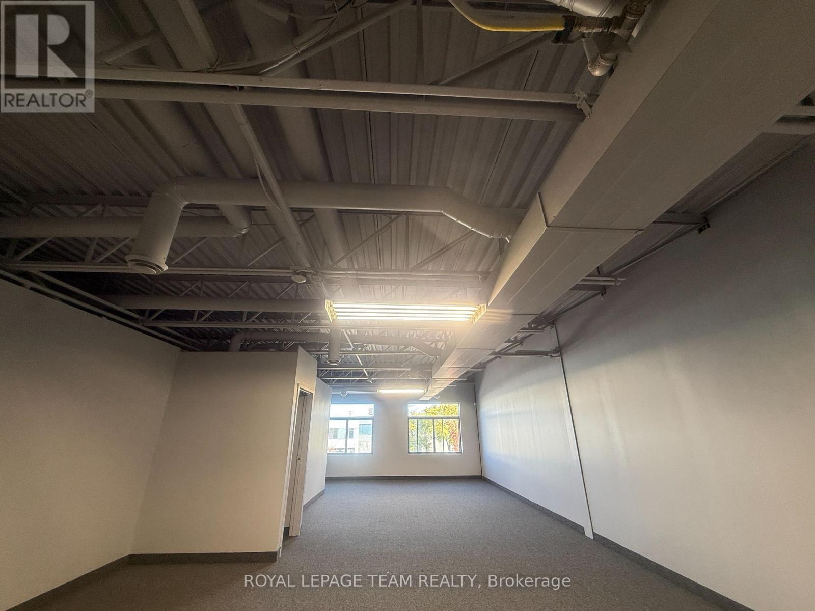 2212 Gladwin Crescent, Ottawa, Ontario K1B 5N1 - Photo 8 - X12541620