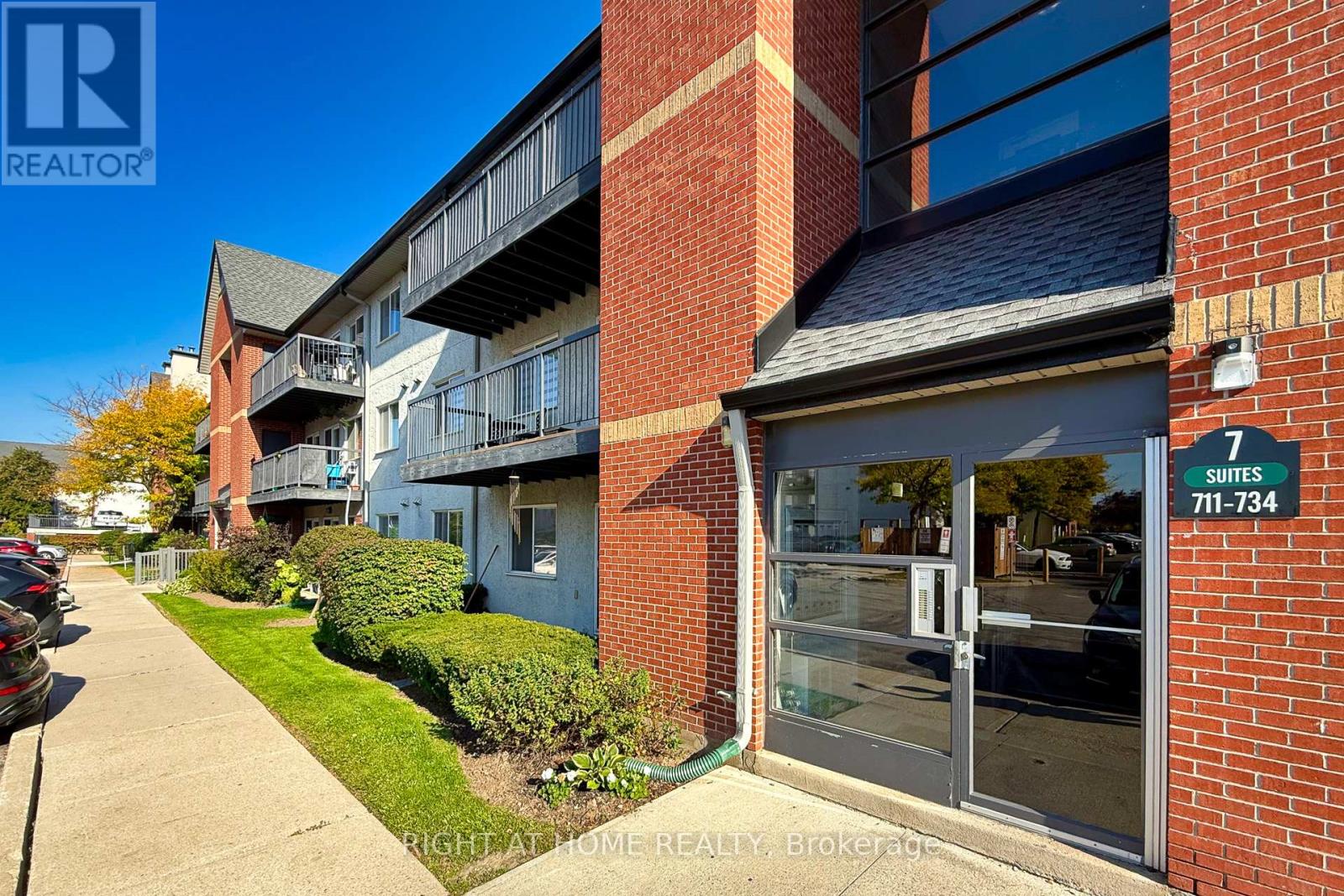 722 - 1450 Glen Abbey Gate, Oakville, Ontario  L6M 2V7 - Photo 2 - W12446908