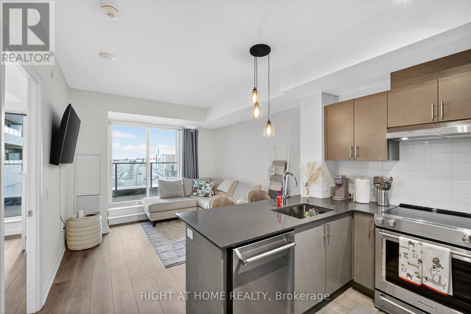 215 - 8960 JANE STREET, Vaughan, Ontario