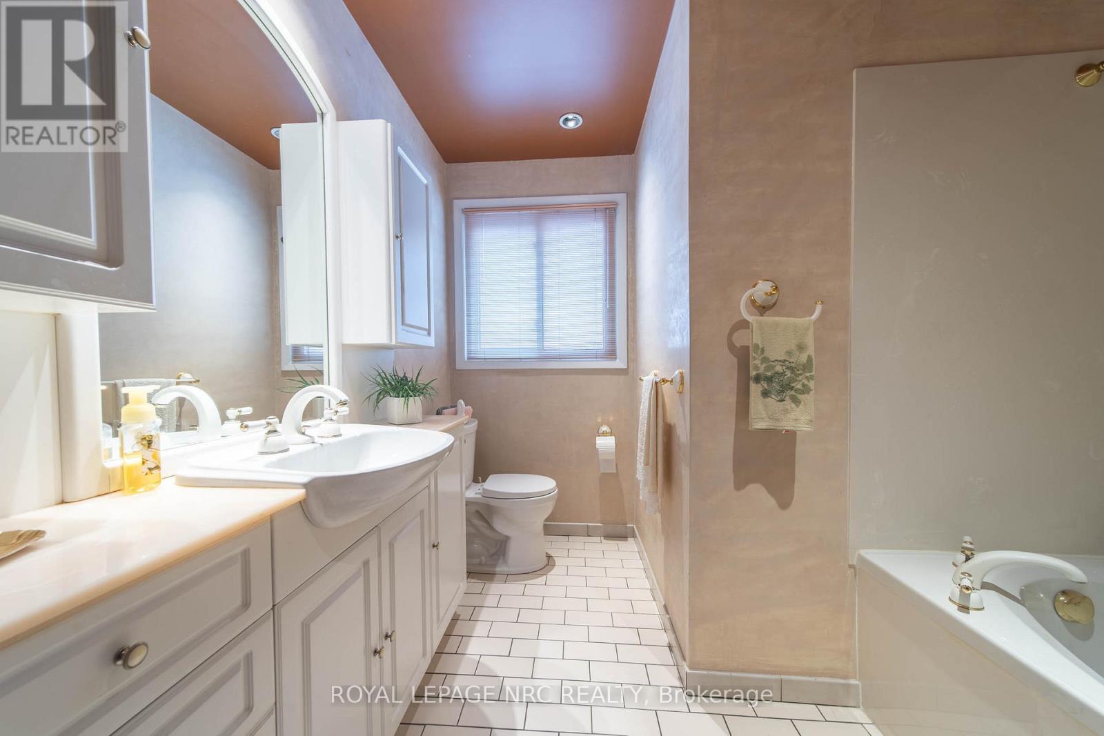 7106 Freeman Street, Niagara Falls, Ontario  L2E 5V5 - Photo 10 - X12541624