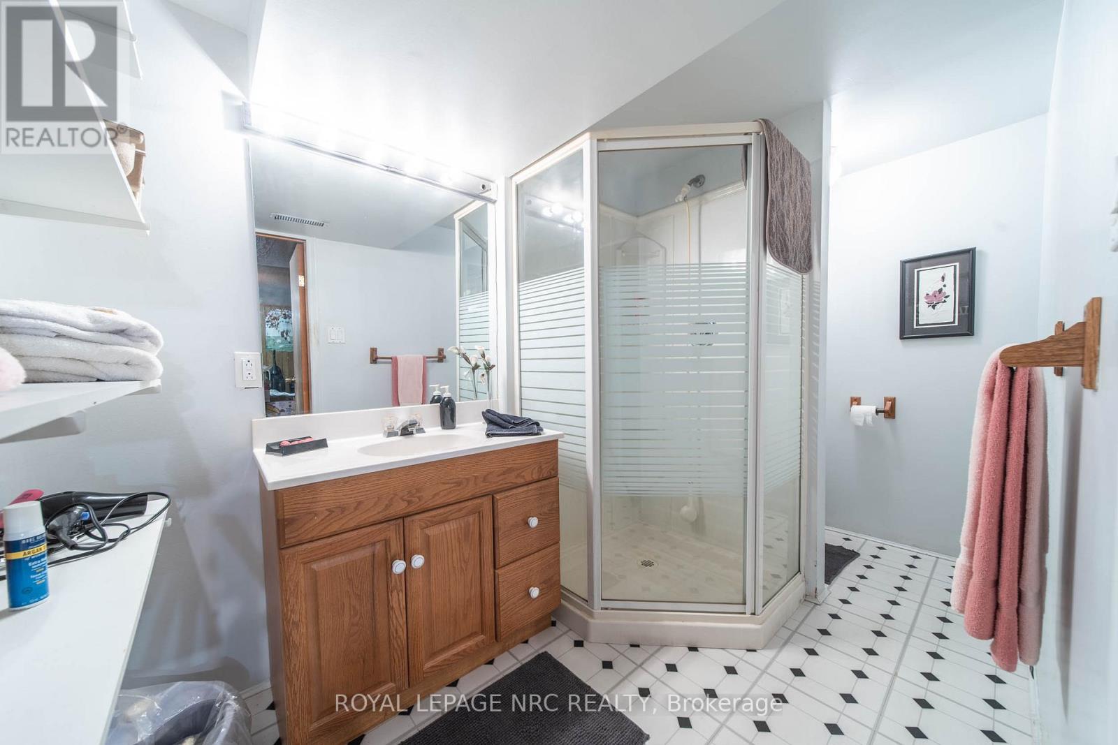 7106 Freeman Street, Niagara Falls, Ontario  L2E 5V5 - Photo 15 - X12541624