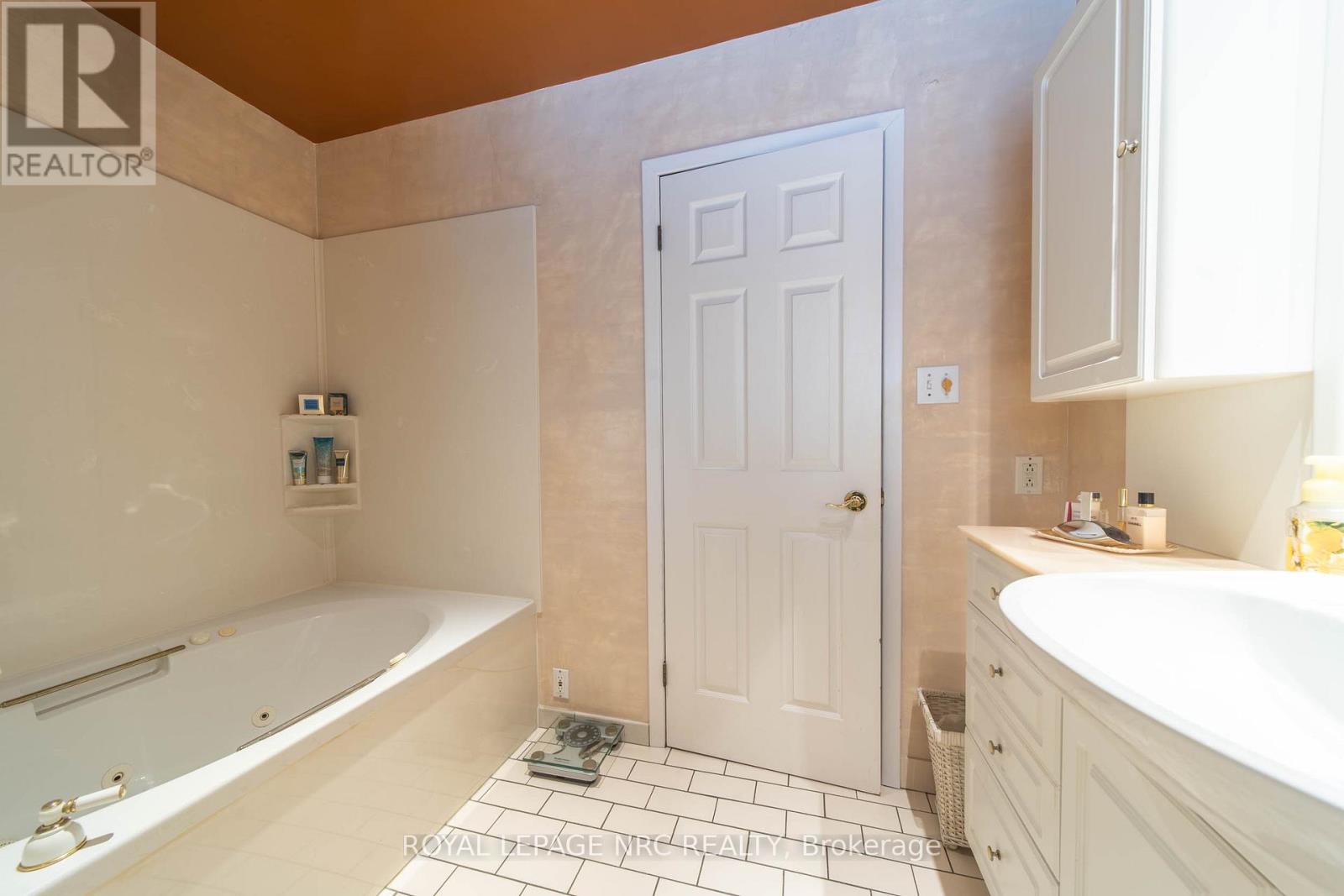 7106 Freeman Street, Niagara Falls, Ontario  L2E 5V5 - Photo 9 - X12541624