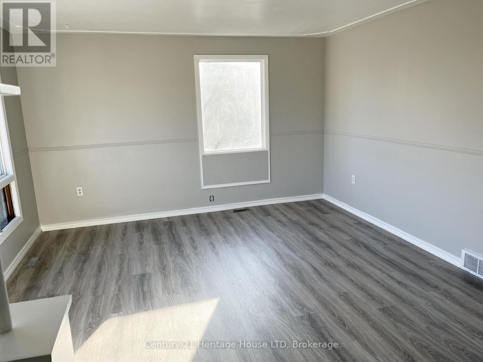 9 Mckay Street, St. Catharines, Ontario L2S 1E8 - Photo 10 - X12541704