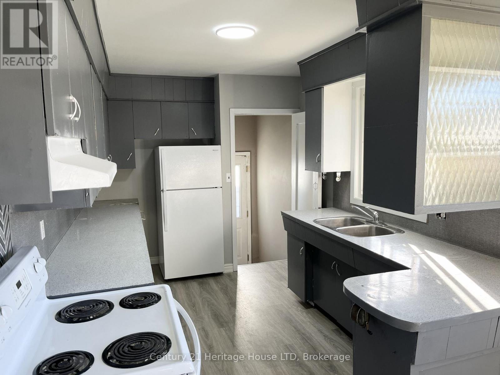 9 Mckay Street, St. Catharines, Ontario L2S 1E8 - Photo 3 - X12541704