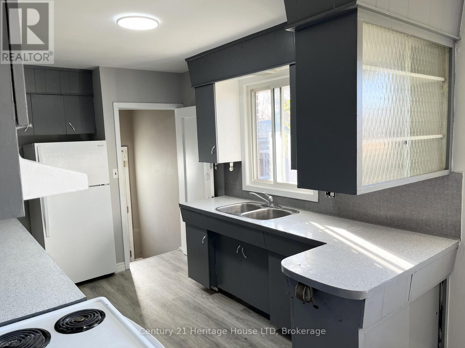 9 Mckay Street, St. Catharines, Ontario L2S 1E8 - Photo 4 - X12541704