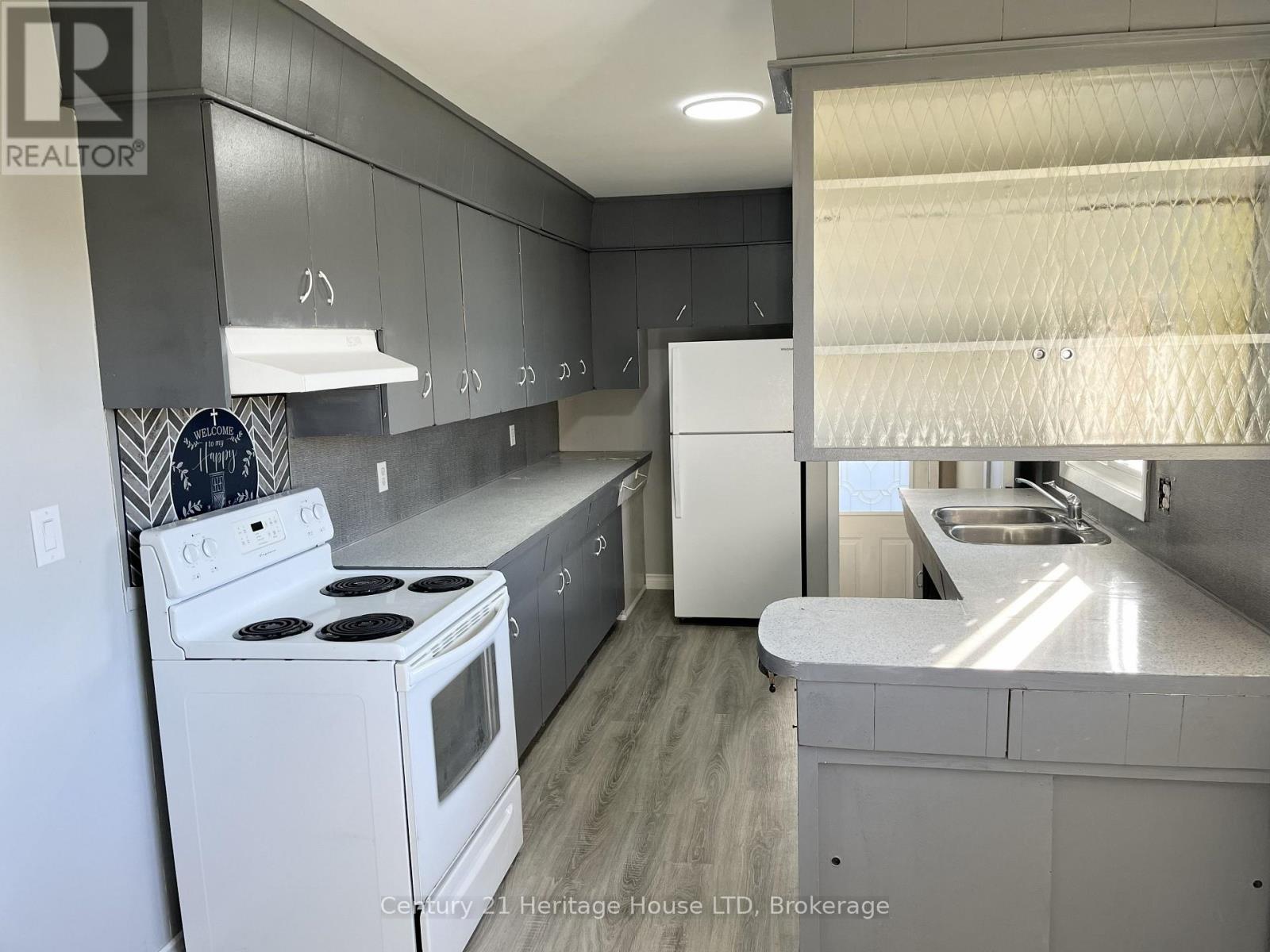 9 Mckay Street, St. Catharines, Ontario L2S 1E8 - Photo 5 - X12541704