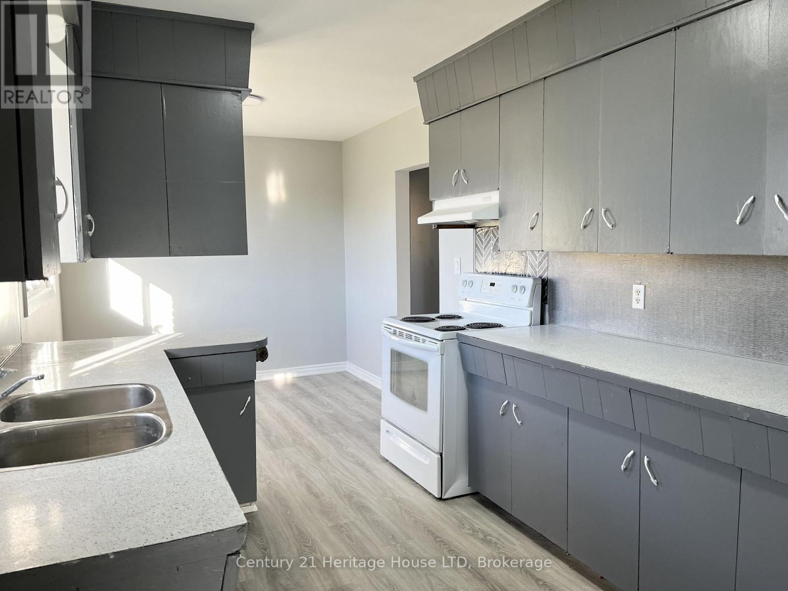 9 Mckay Street, St. Catharines, Ontario L2S 1E8 - Photo 6 - X12541704