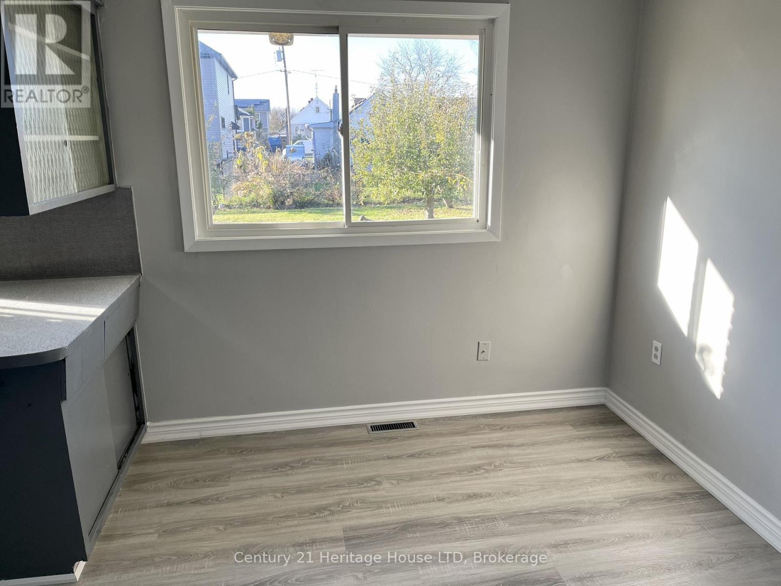 9 Mckay Street, St. Catharines, Ontario L2S 1E8 - Photo 8 - X12541704