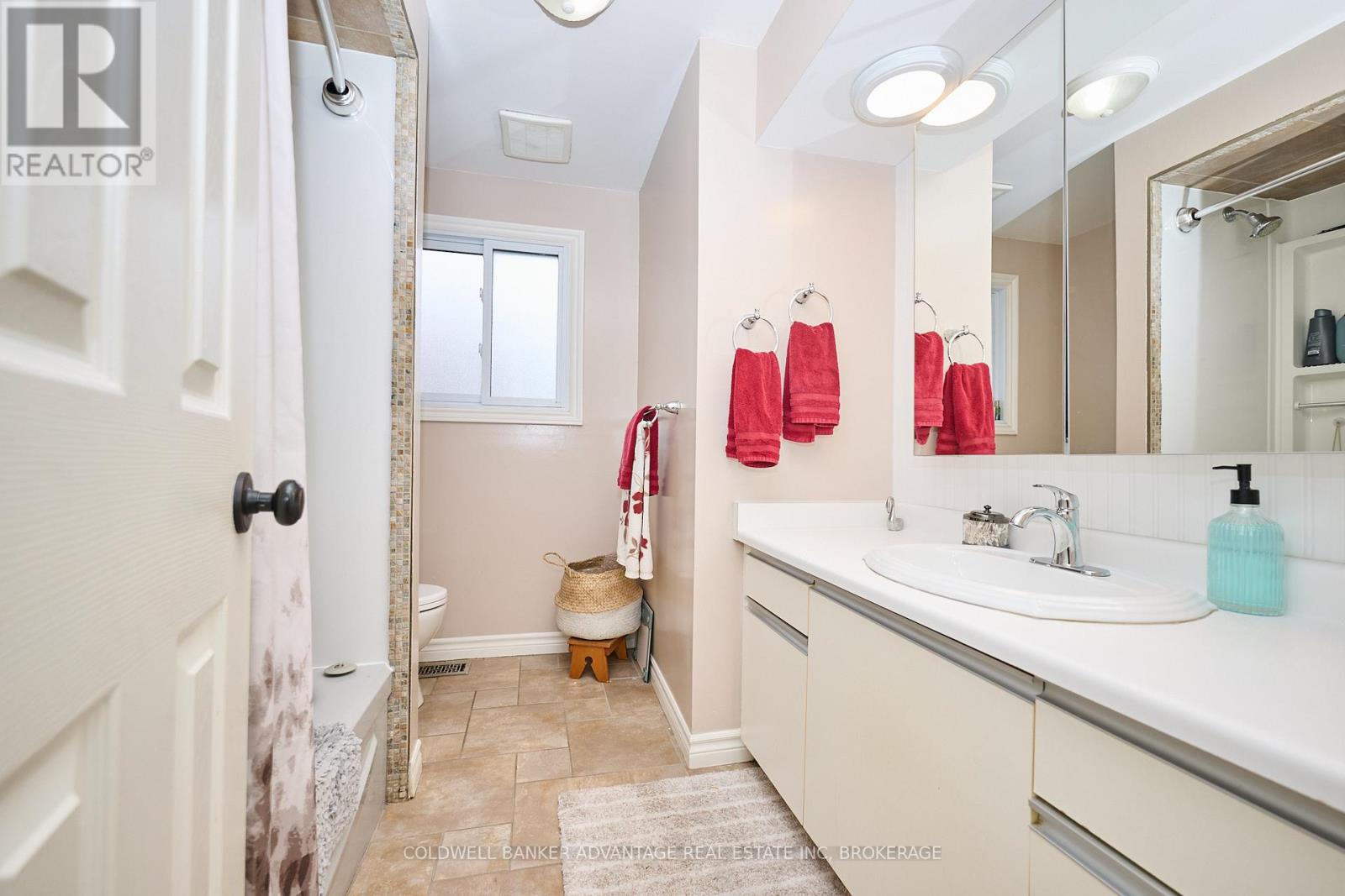 33 Naples Court, Thorold, Ontario L2V 4S7 - Photo 15 - X12541706