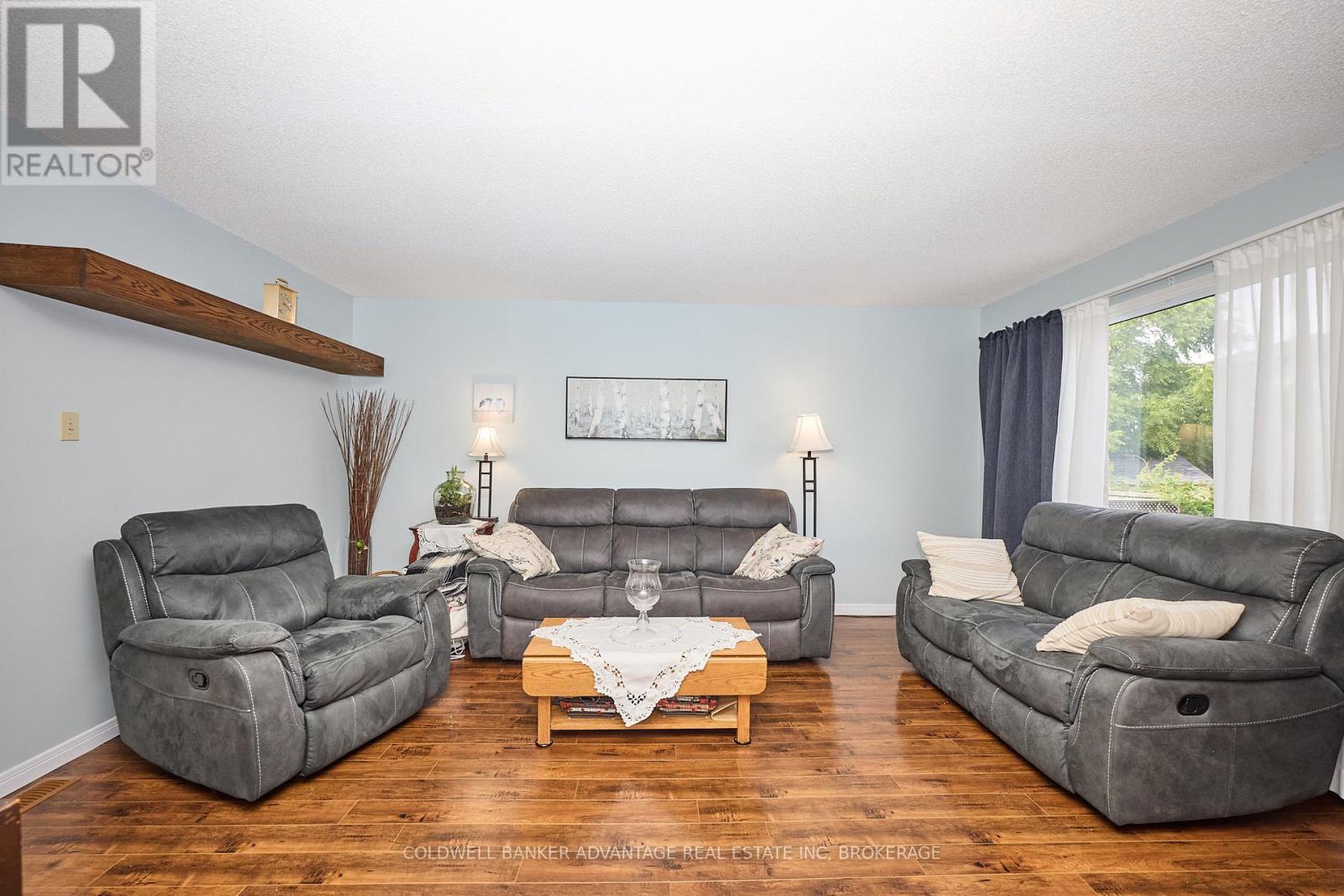 33 Naples Court, Thorold, Ontario L2V 4S7 - Photo 4 - X12541706