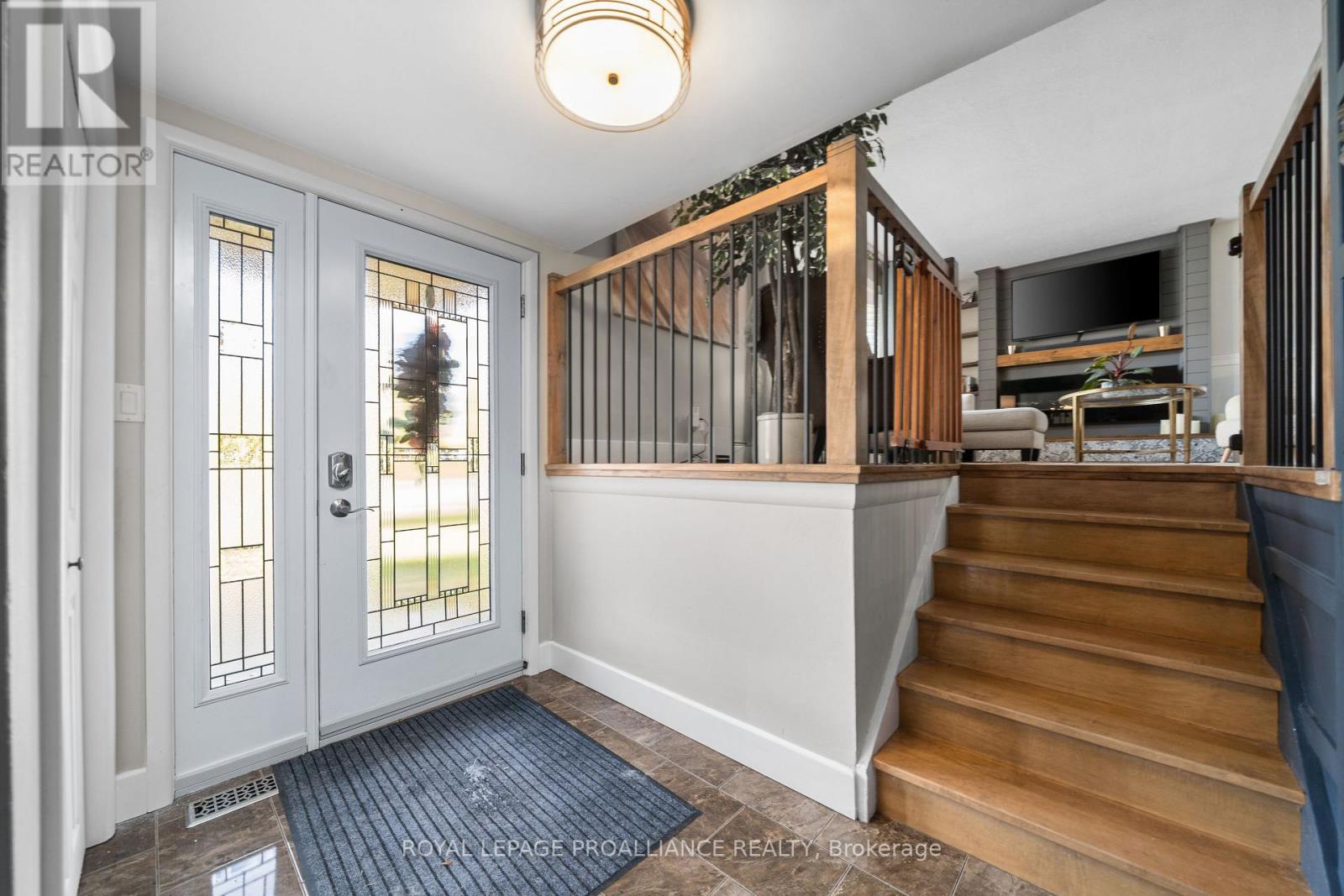 4 Kingsway Court, Belleville, Ontario K8N 4P1 - Photo 4 - X12541564