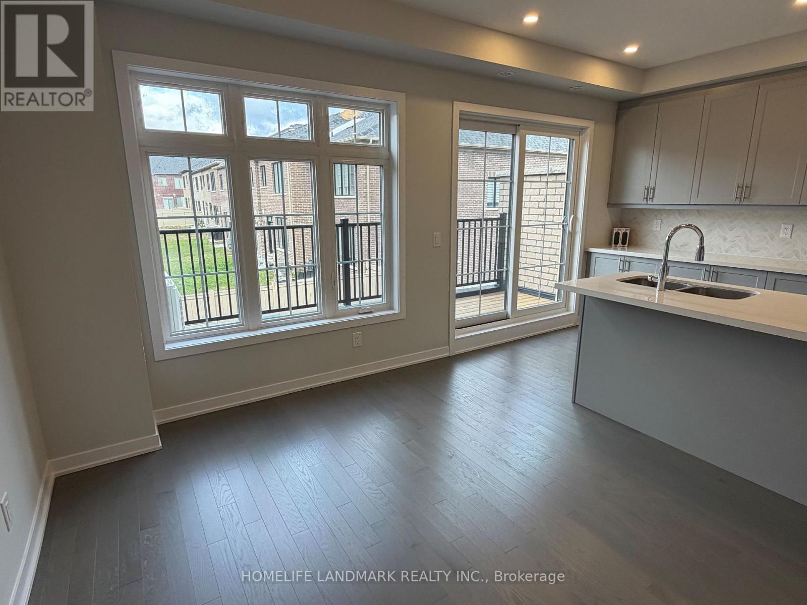 48 York Downs Boulevard, Markham, Ontario  L6C 3M6 - Photo 4 - N12539634