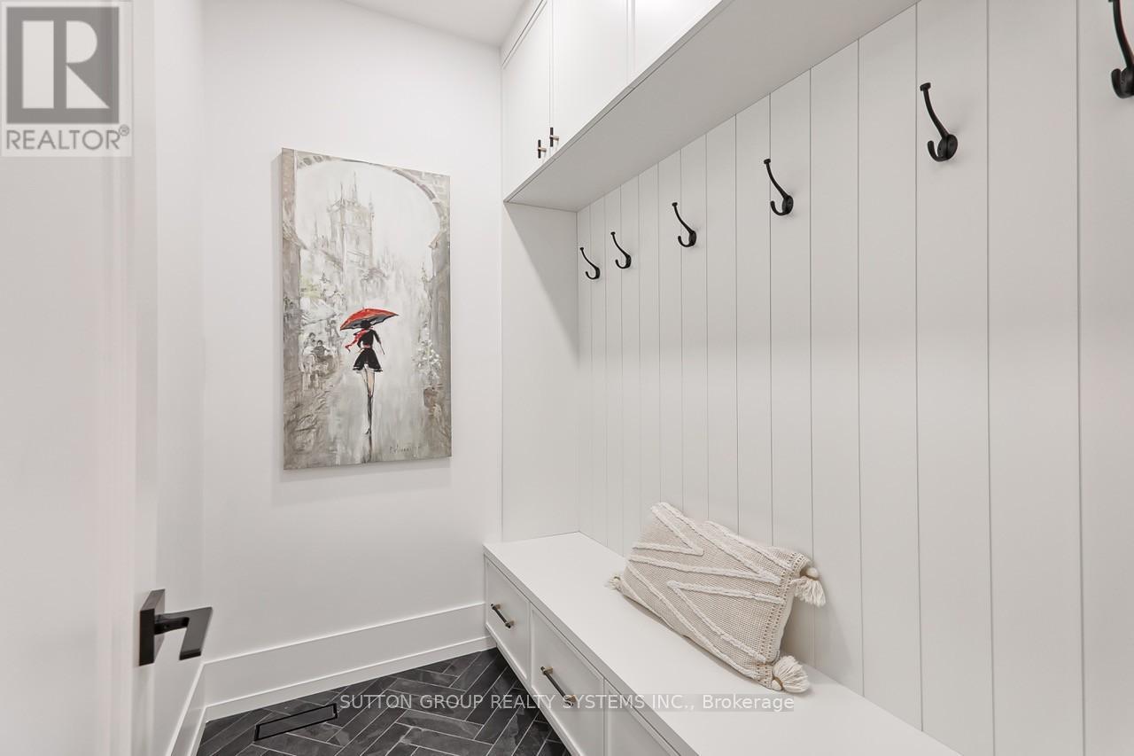 214 Shaver Avenue N, Toronto, Ontario  M9B 4P3 - Photo 12 - W12541364