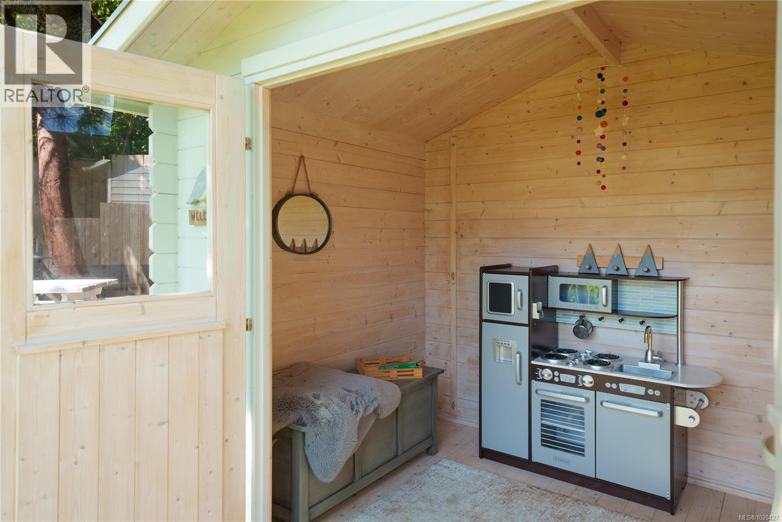 2780 Arbutus Rd, Saanich, British Columbia  V8N 5X4 - Photo 43 - 1020427