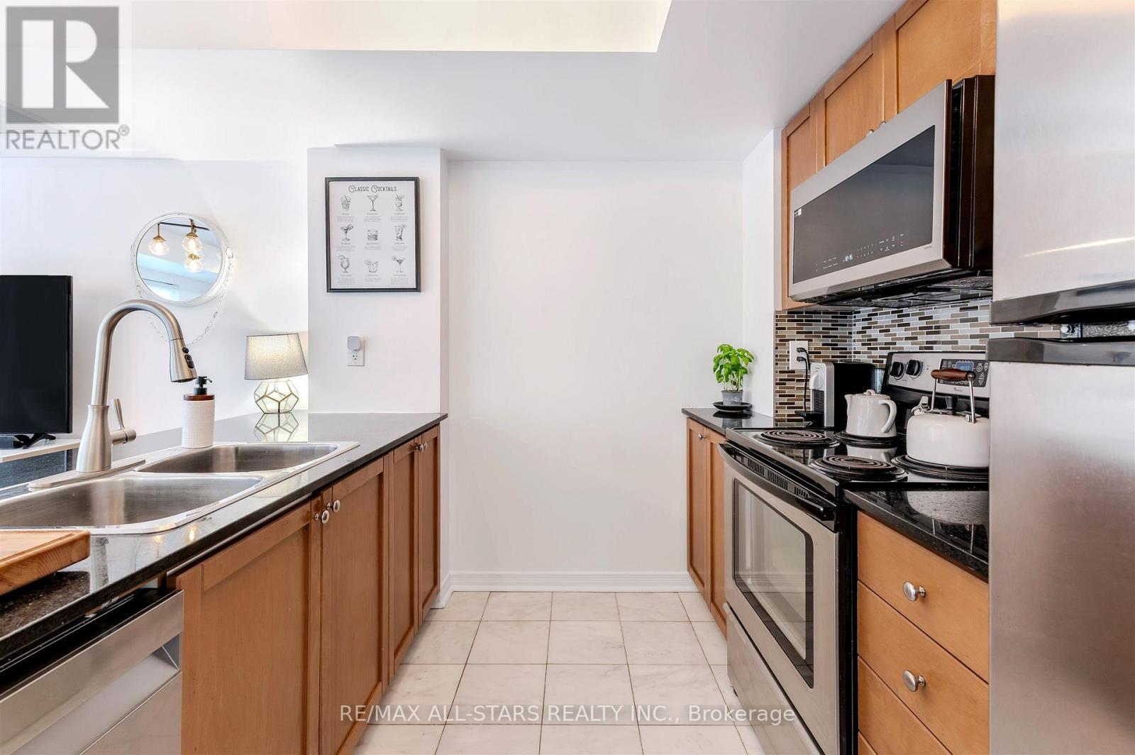 215 - 11 Ruttan Street, Toronto, Ontario  M6P 0A1 - Photo 10 - C12541812