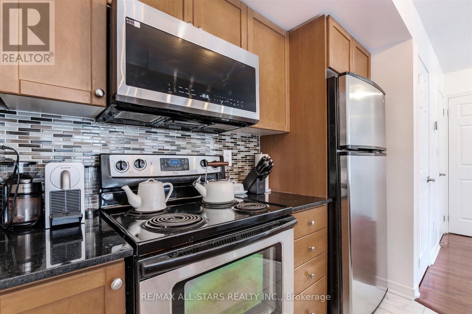 215 - 11 Ruttan Street, Toronto, Ontario  M6P 0A1 - Photo 11 - C12541812