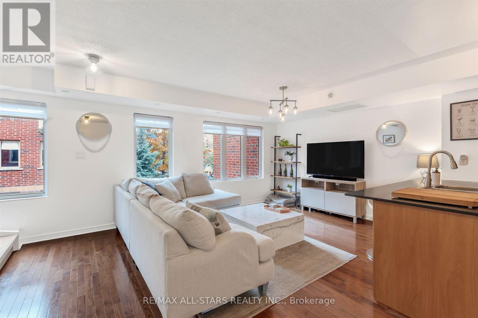 215 - 11 Ruttan Street, Toronto, Ontario  M6P 0A1 - Photo 4 - C12541812