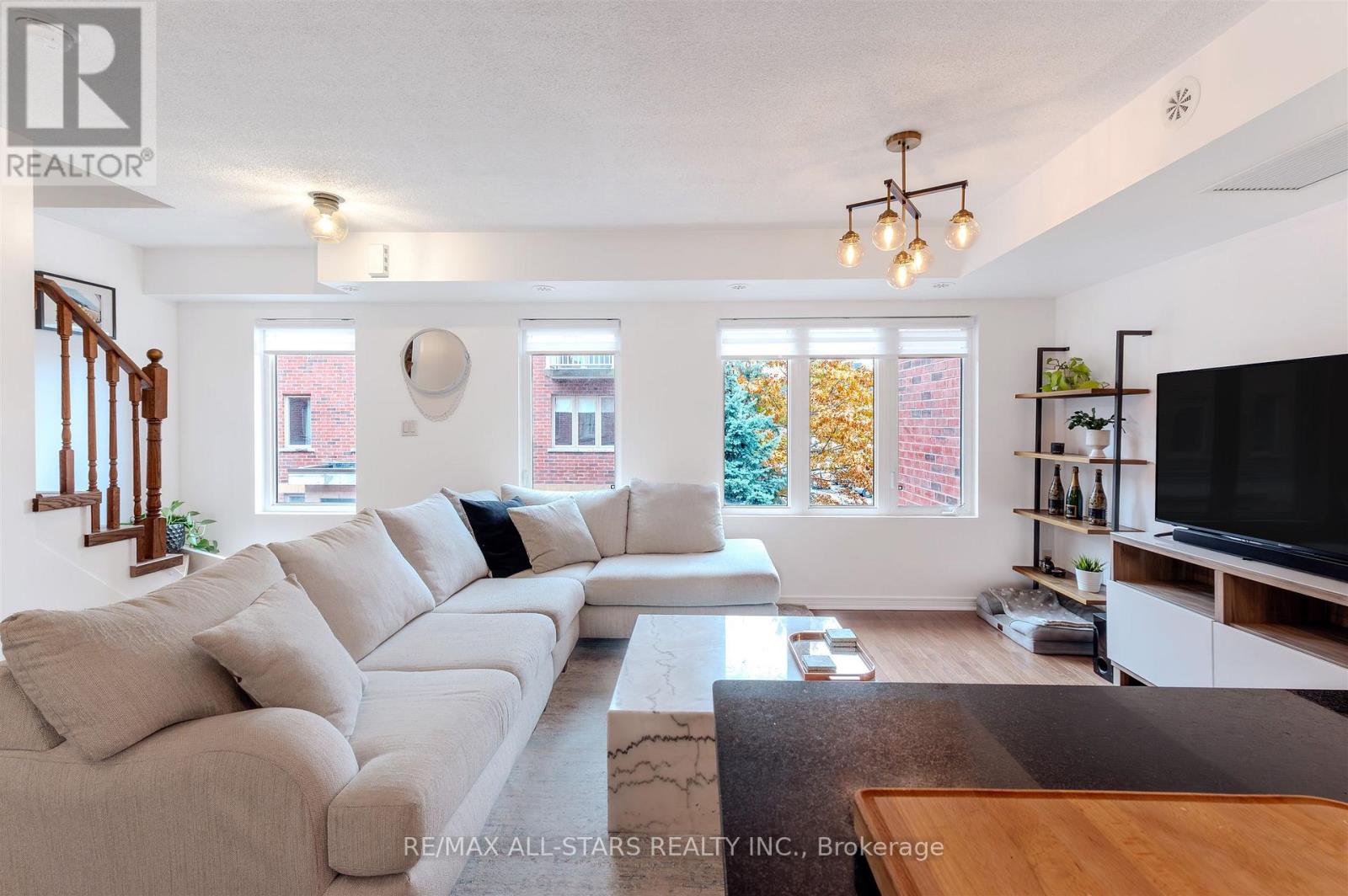 215 - 11 Ruttan Street, Toronto, Ontario  M6P 0A1 - Photo 5 - C12541812