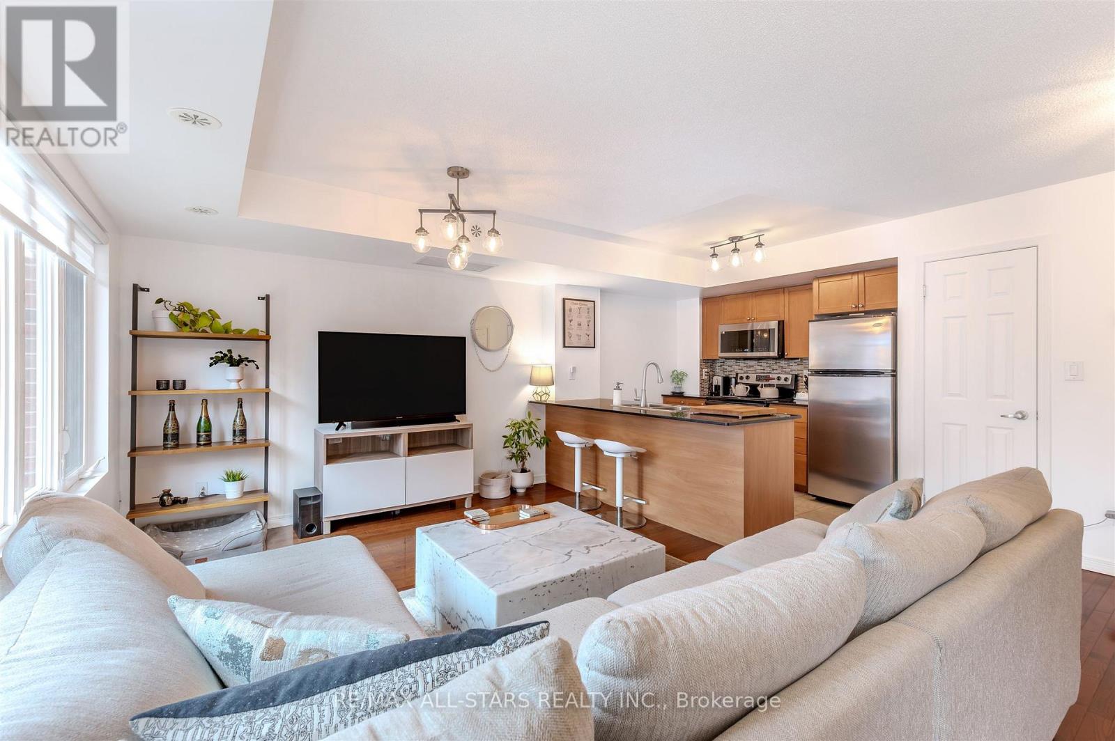 215 - 11 Ruttan Street, Toronto, Ontario  M6P 0A1 - Photo 6 - C12541812