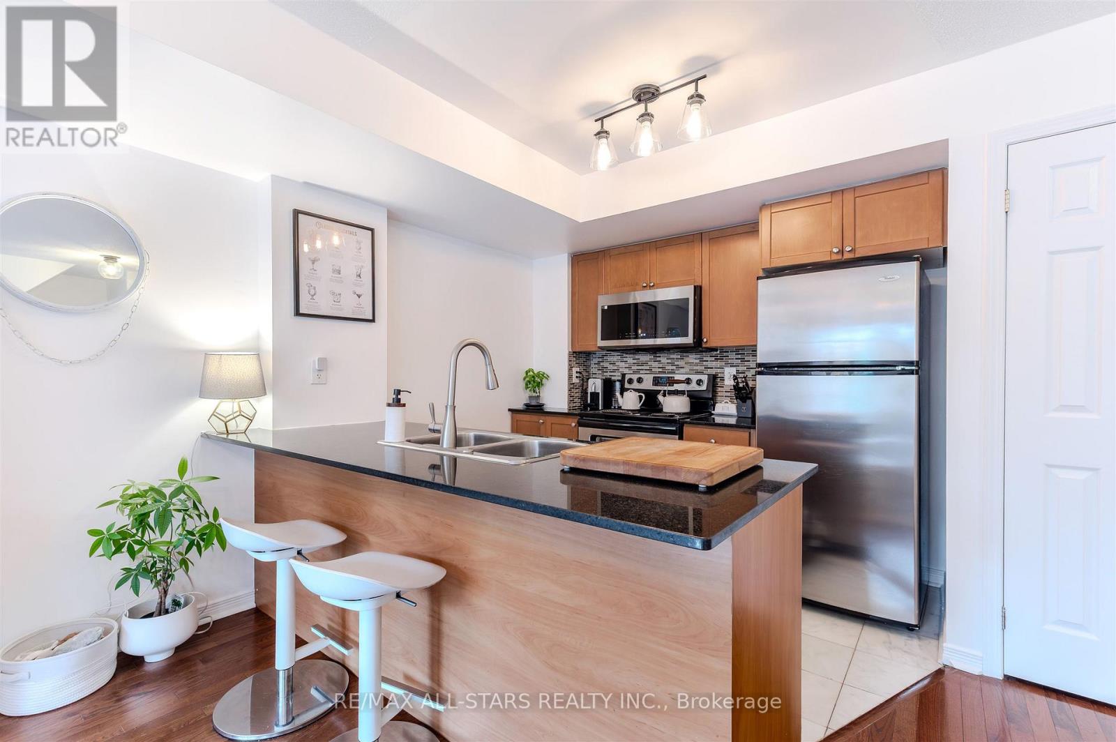 215 - 11 Ruttan Street, Toronto, Ontario  M6P 0A1 - Photo 8 - C12541812