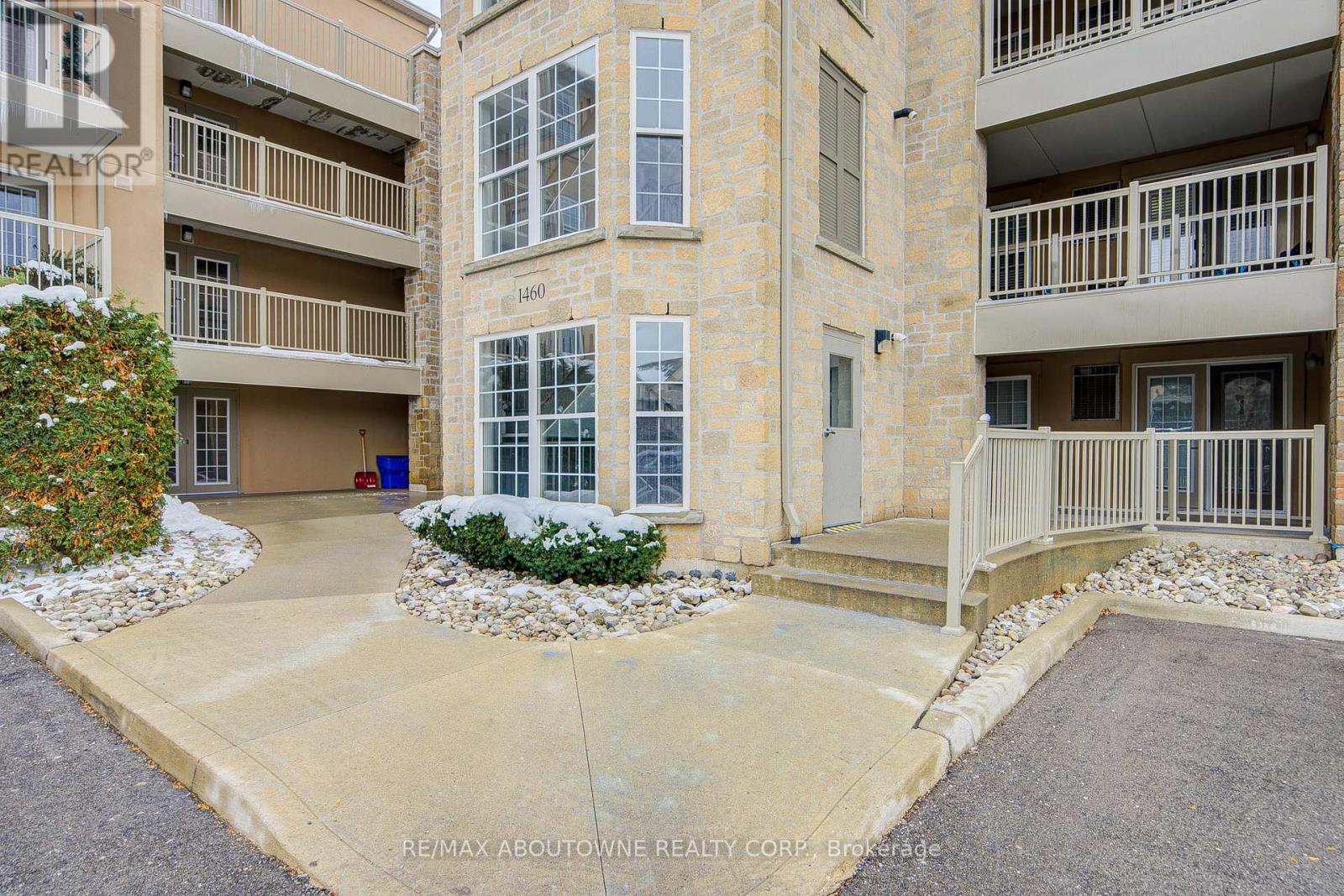 314 - 1460 Bishops Gate, Oakville, Ontario  L6M 4N5 - Photo 3 - W12540514