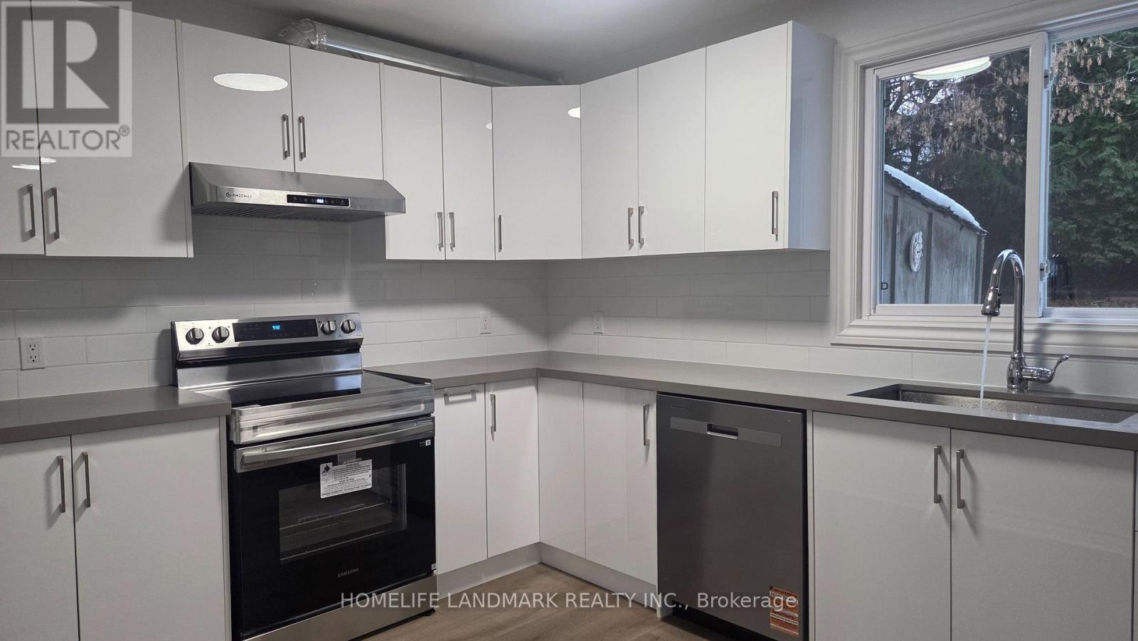 37 Annamaria Drive, Georgina, Ontario  L4P 3H7 - Photo 2 - N12541770