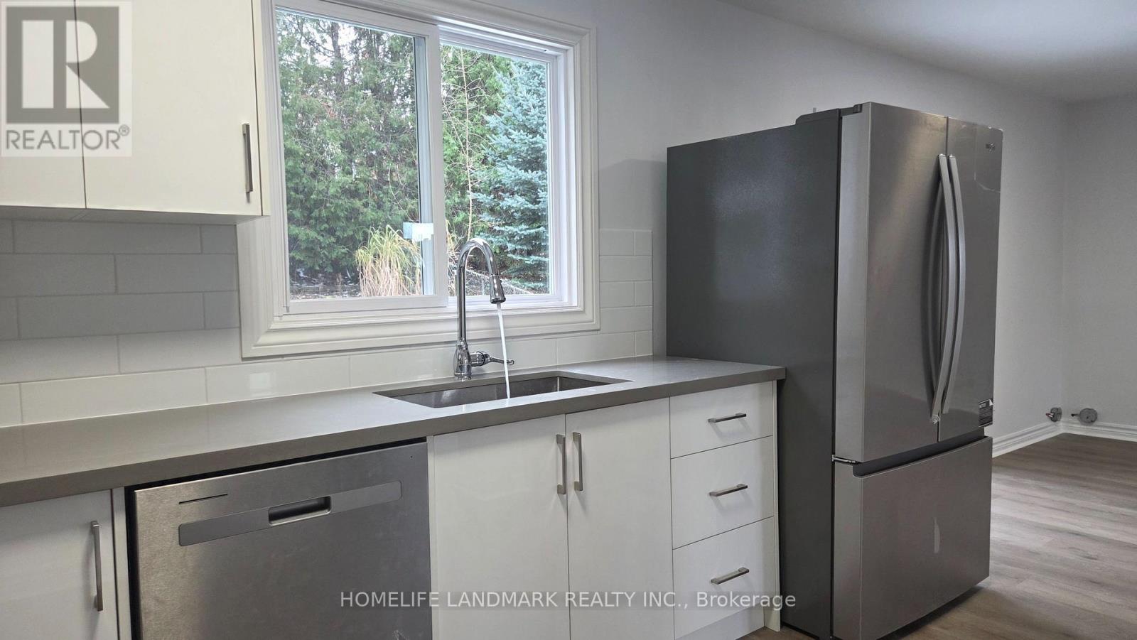 37 Annamaria Drive, Georgina, Ontario  L4P 3H7 - Photo 3 - N12541770