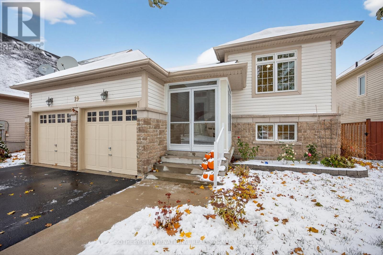 19 Grand Poplar Lane, Wasaga Beach, Ontario  L9Z 0C7 - Photo 4 - S12541640