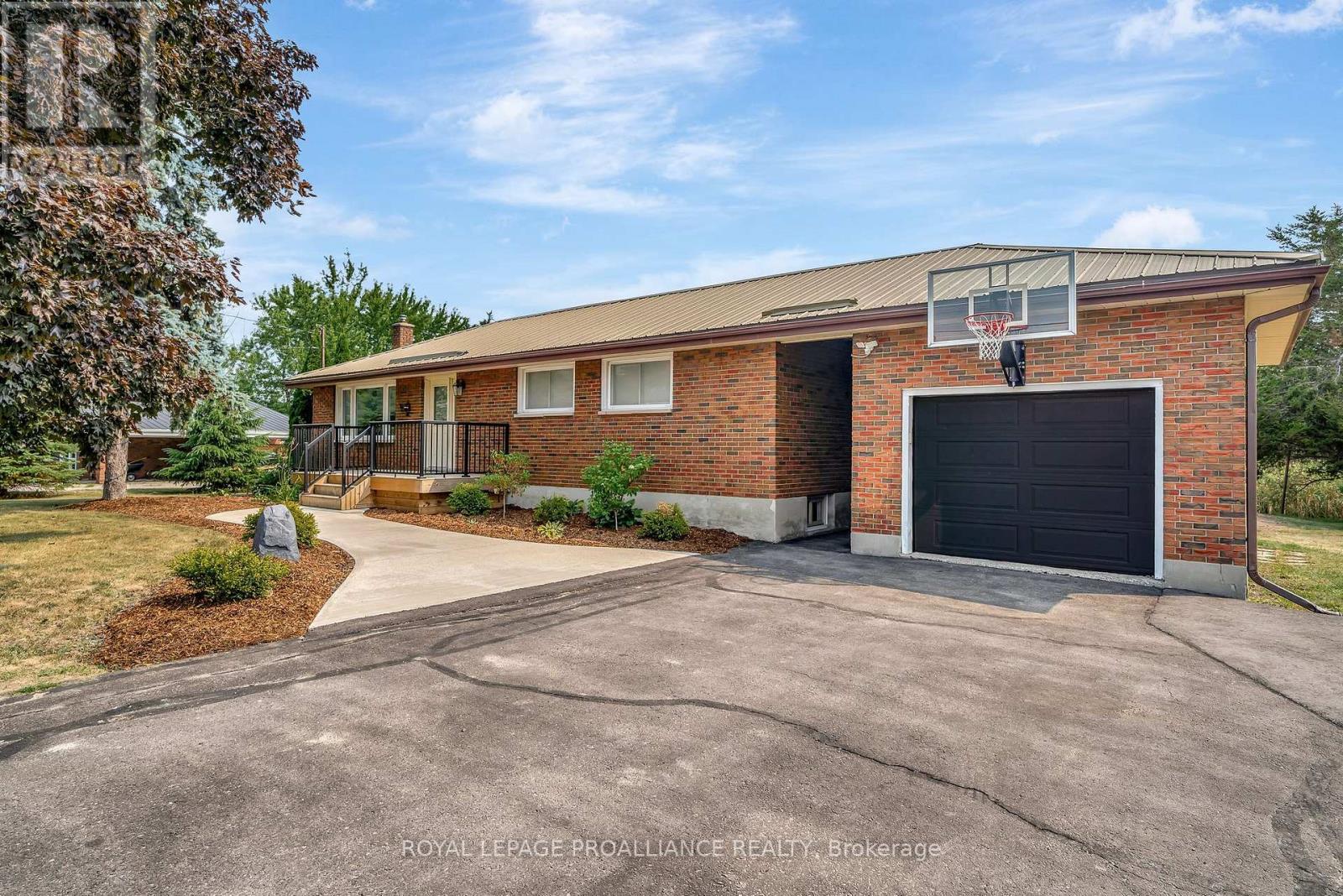 206 Elmwood Drive, Belleville, Ontario  K8N 4Z4 - Photo 1 - X12541850