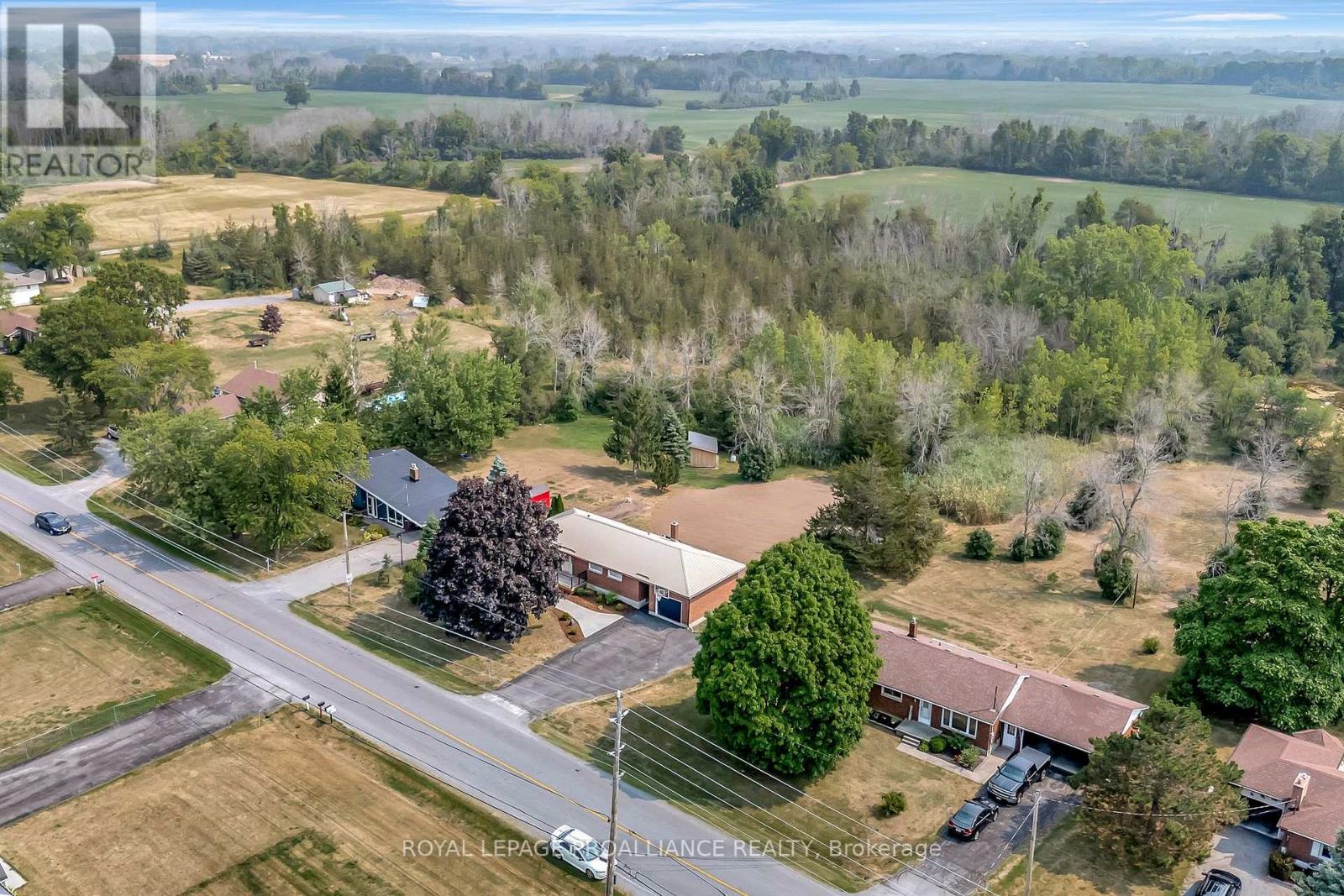 206 Elmwood Drive, Belleville, Ontario  K8N 4Z4 - Photo 2 - X12541850