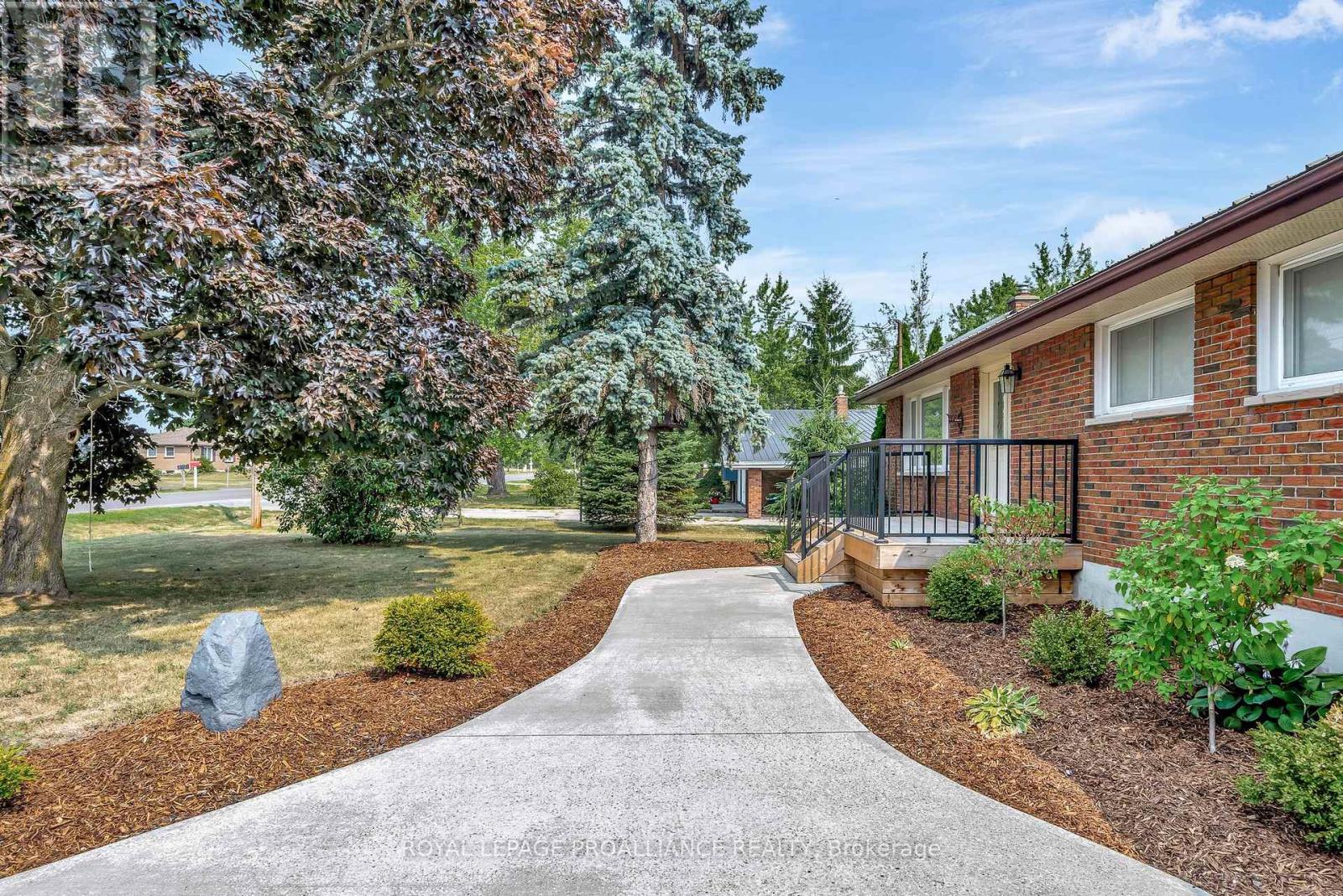 206 Elmwood Drive, Belleville, Ontario  K8N 4Z4 - Photo 6 - X12541850