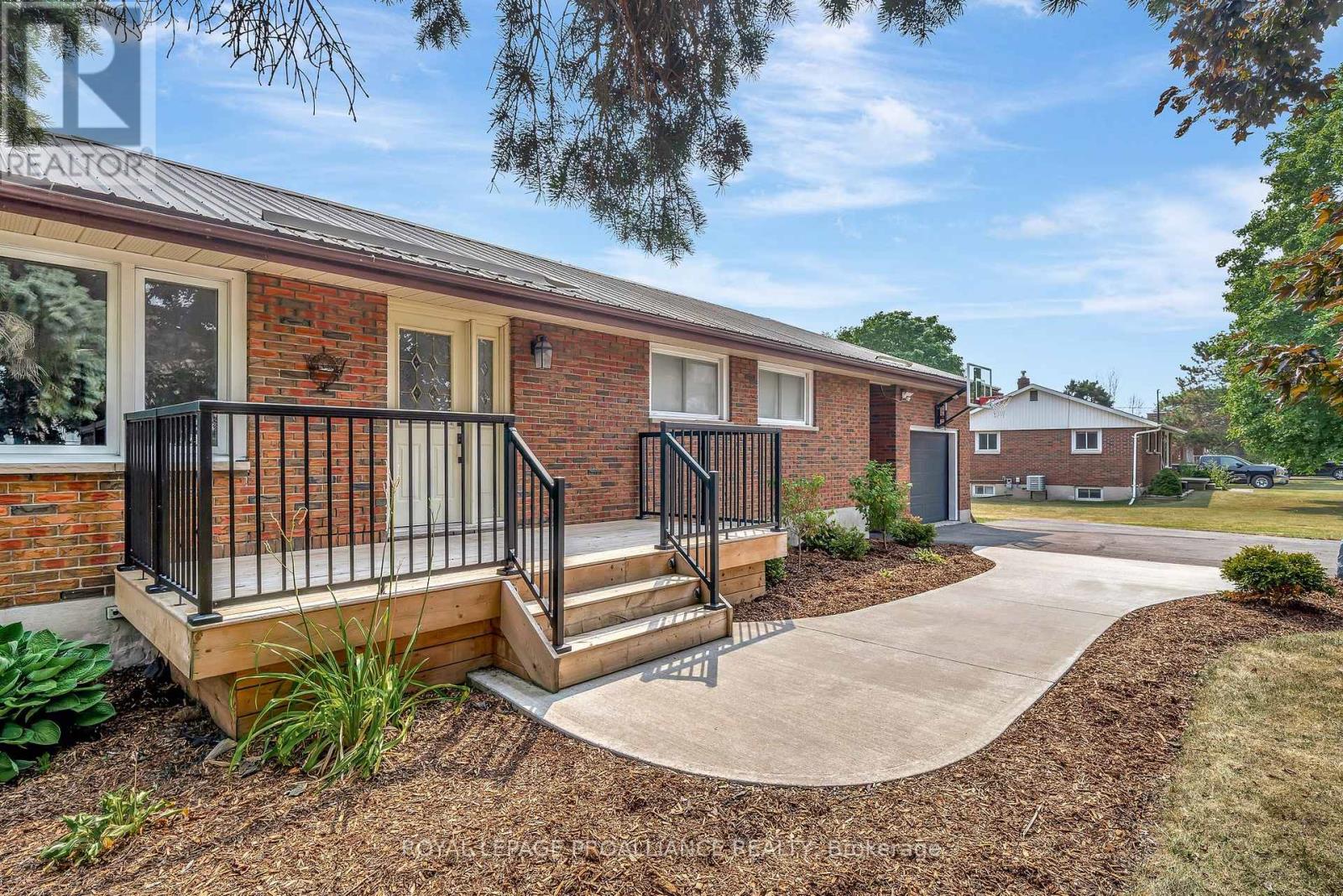 206 Elmwood Drive, Belleville, Ontario  K8N 4Z4 - Photo 8 - X12541850